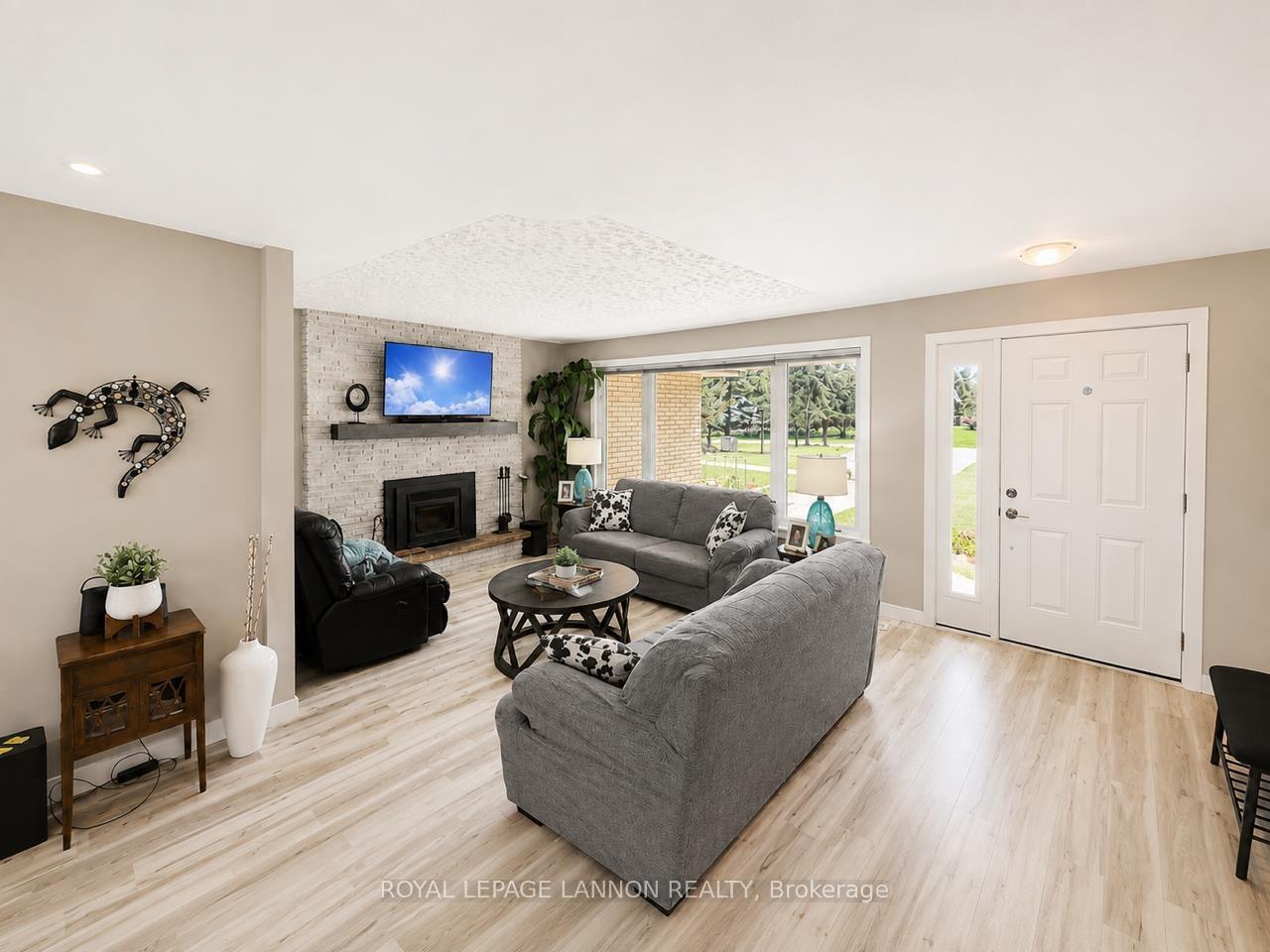 Photo 3 of 3135 Lloyd Street, Thunder Bay, Rosslyn Road — HOMEH