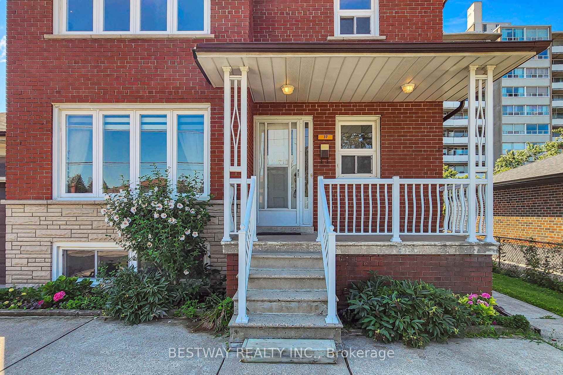 Photo 3 of 37 Victory Drive, North York, Downsview-Roding-CFB — HOMEH