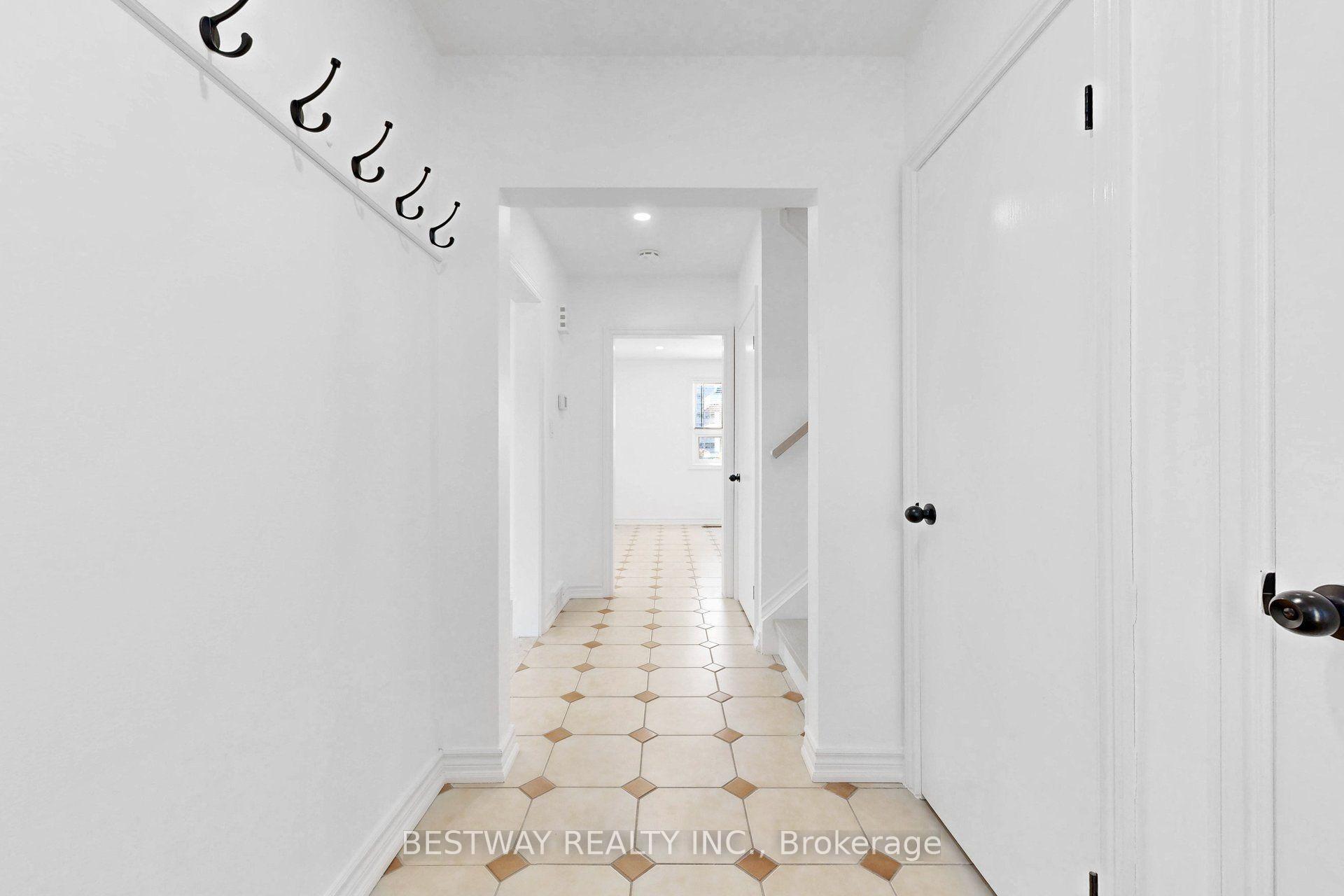 Photo 4 of 37 Victory Drive, North York, Downsview-Roding-CFB — HOMEH
