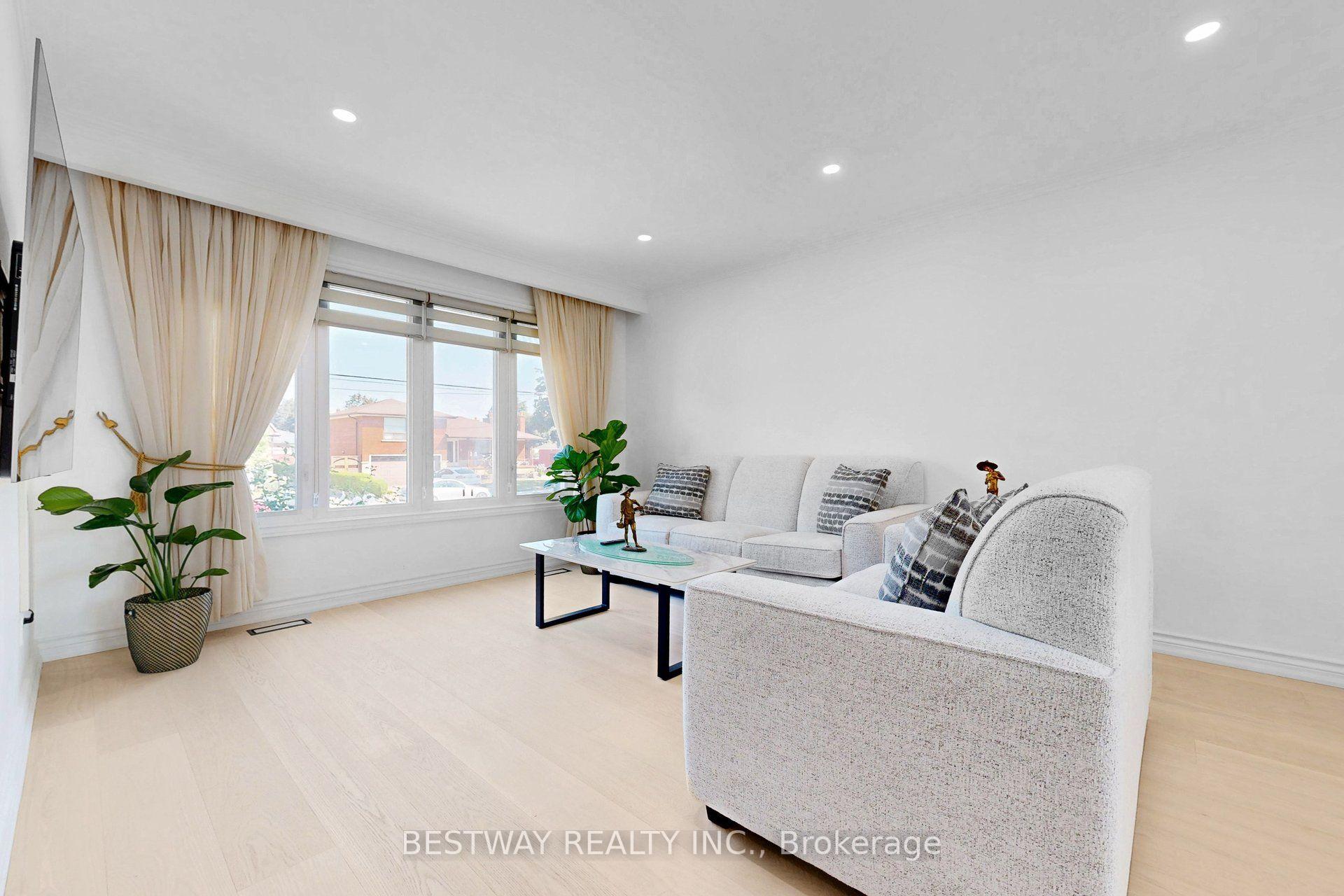 Photo 8 of 37 Victory Drive, North York, Downsview-Roding-CFB — HOMEH