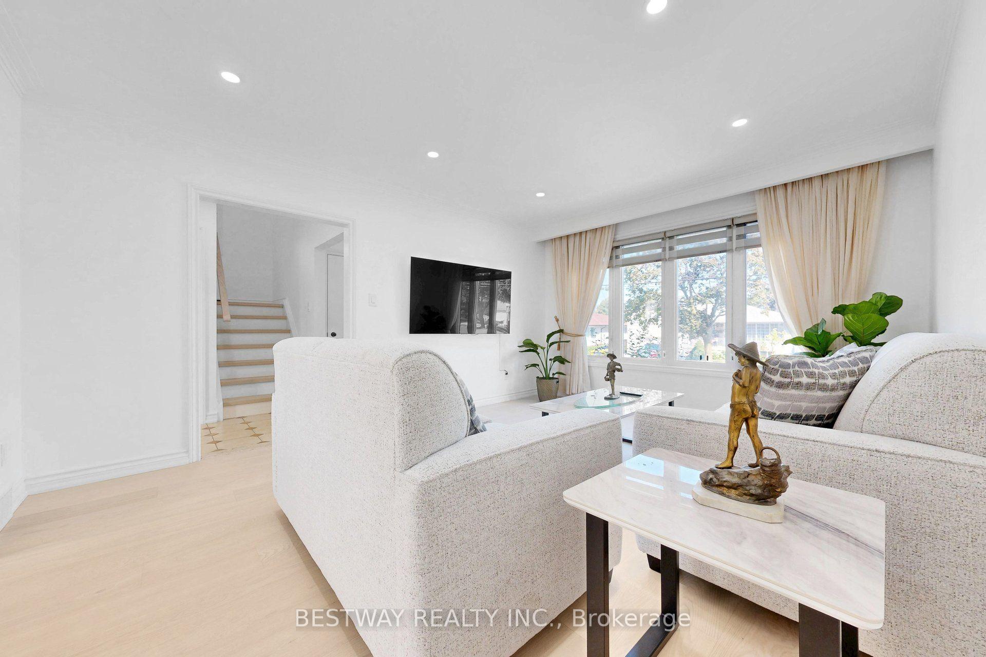 Photo 9 of 37 Victory Drive, North York, Downsview-Roding-CFB — HOMEH
