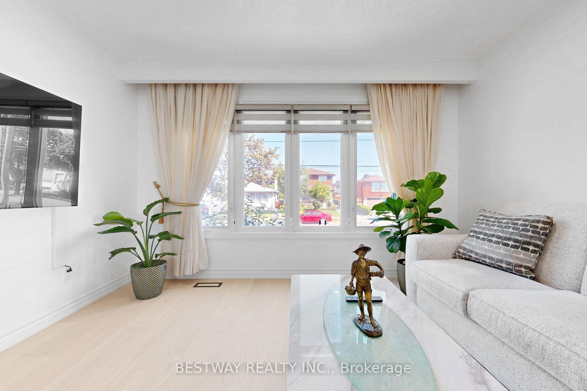 Photo 10 of 37 Victory Drive, North York, Downsview-Roding-CFB — HOMEH