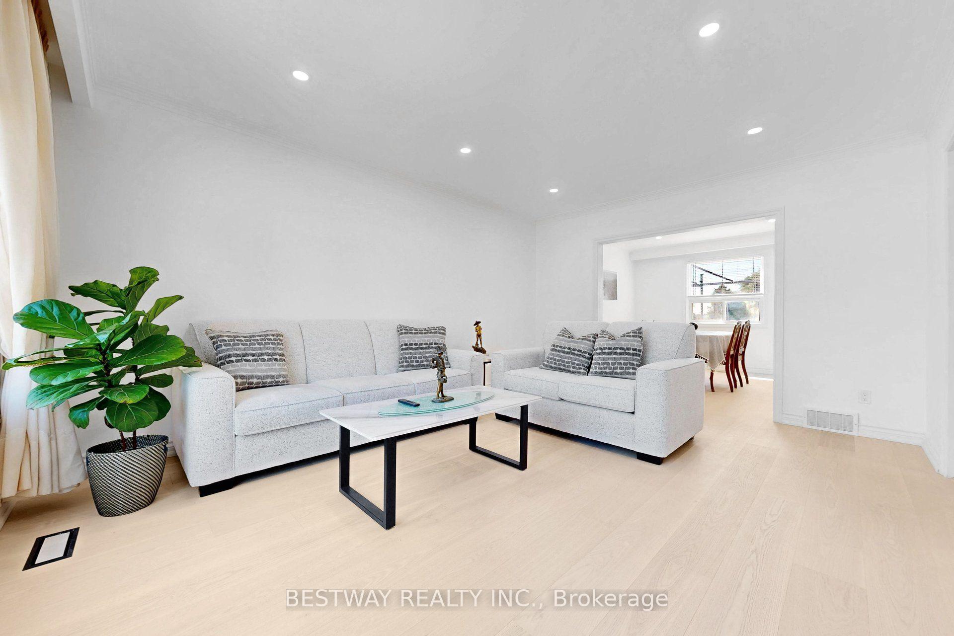 Photo 11 of 37 Victory Drive, North York, Downsview-Roding-CFB — HOMEH