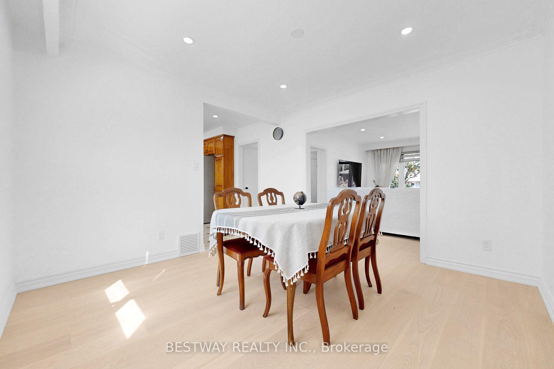 Photo 13 of 37 Victory Drive, North York, Downsview-Roding-CFB — HOMEH