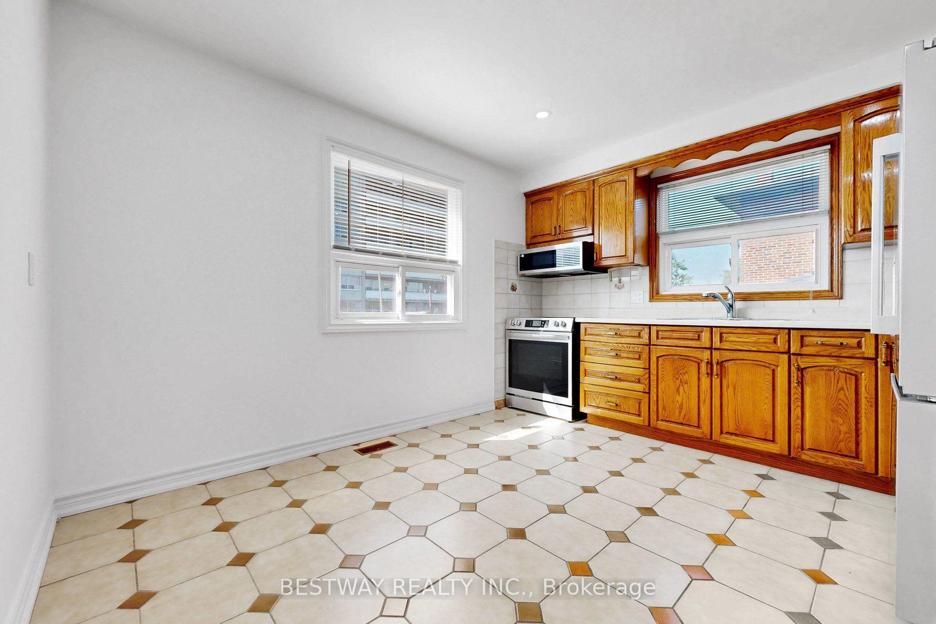 Photo 15 of 37 Victory Drive, North York, Downsview-Roding-CFB — HOMEH
