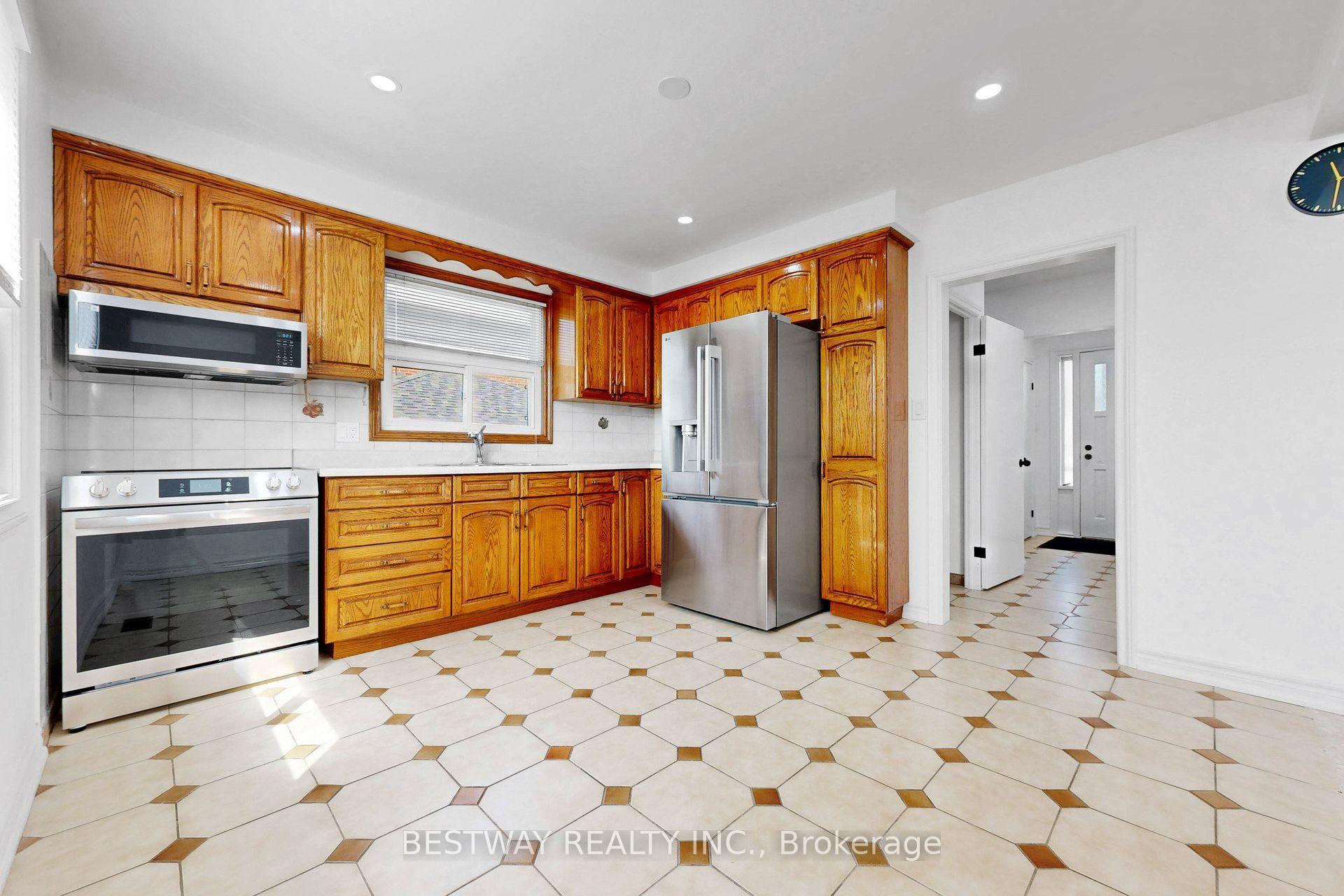 Photo 16 of 37 Victory Drive, North York, Downsview-Roding-CFB — HOMEH