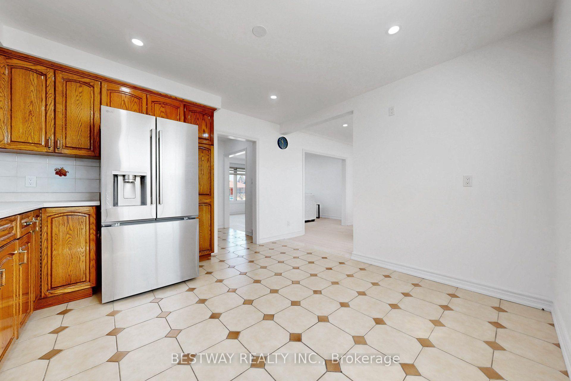 Photo 18 of 37 Victory Drive, North York, Downsview-Roding-CFB — HOMEH