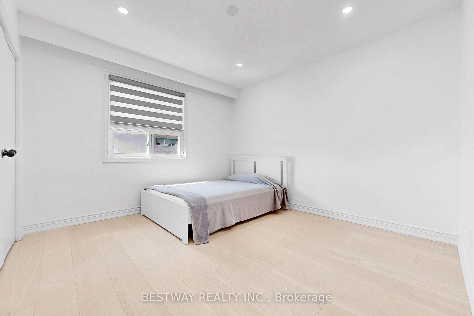 Photo 20 of 37 Victory Drive, North York, Downsview-Roding-CFB — HOMEH