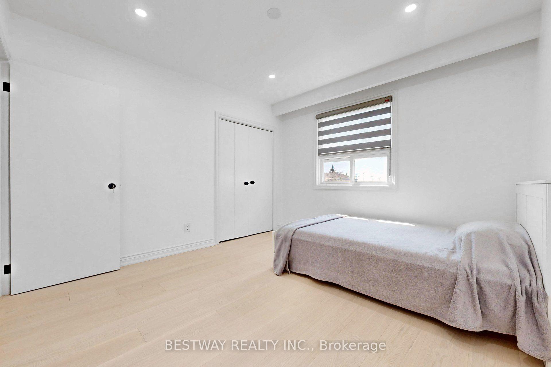 Photo 21 of 37 Victory Drive, North York, Downsview-Roding-CFB — HOMEH