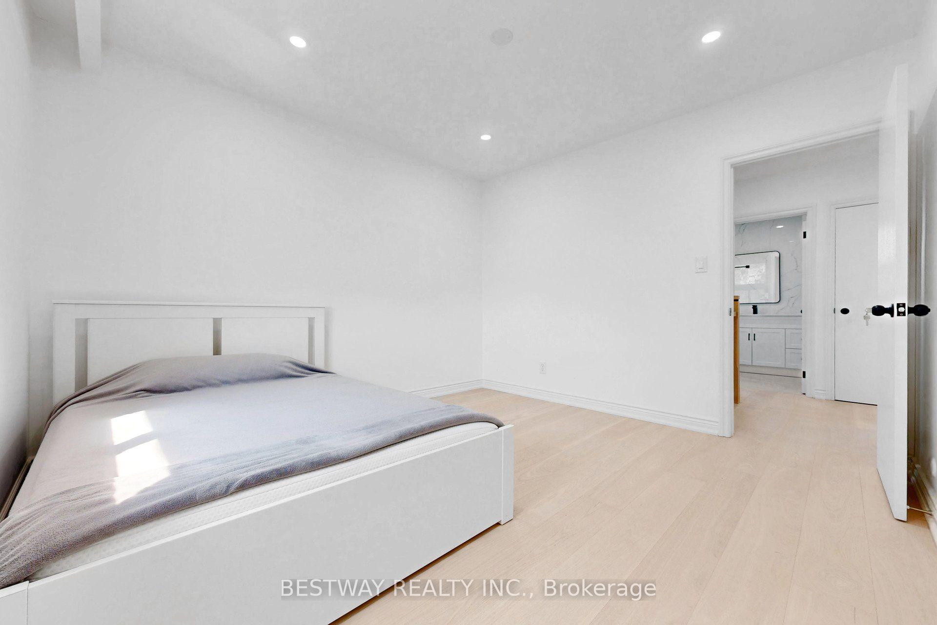 Photo 22 of 37 Victory Drive, North York, Downsview-Roding-CFB — HOMEH