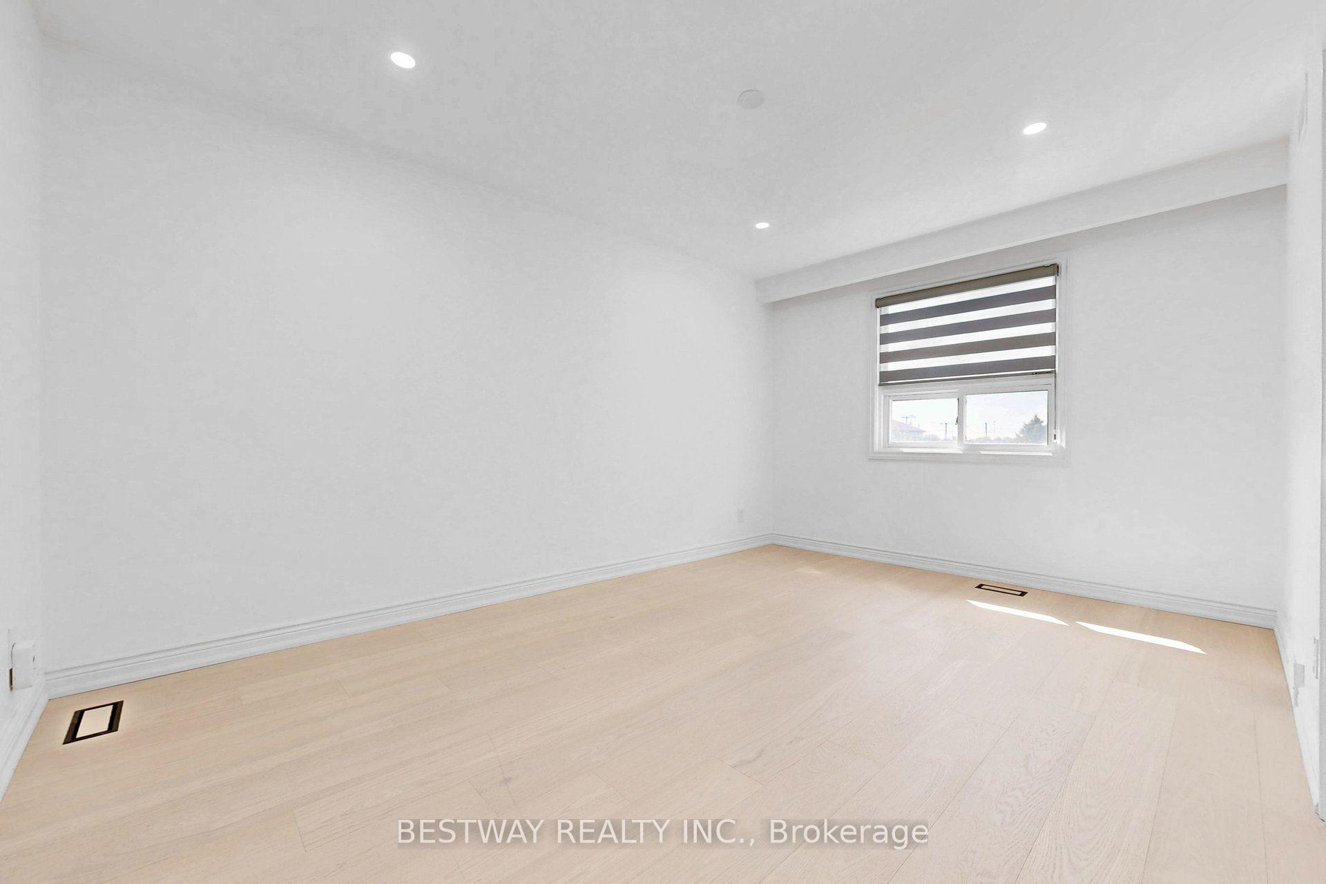 Photo 23 of 37 Victory Drive, North York, Downsview-Roding-CFB — HOMEH
