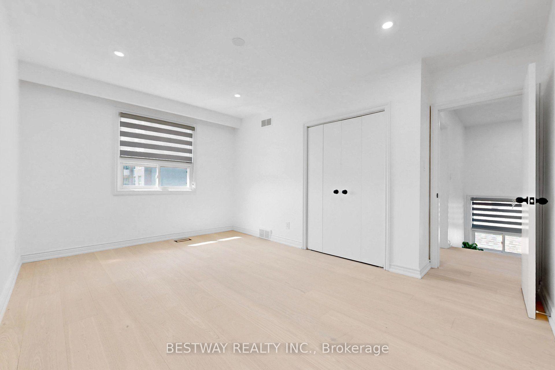 Photo 24 of 37 Victory Drive, North York, Downsview-Roding-CFB — HOMEH