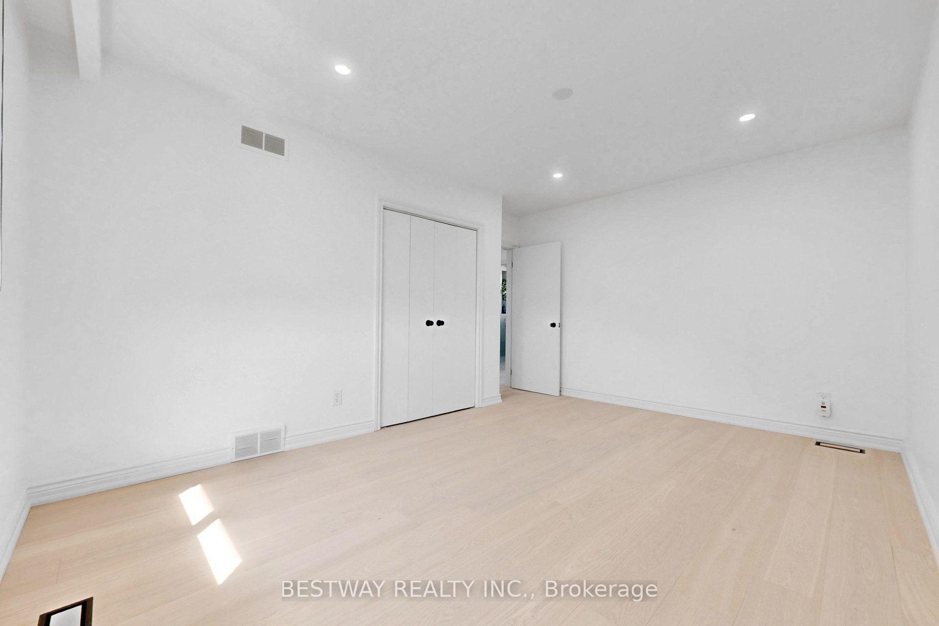 Photo 25 of 37 Victory Drive, North York, Downsview-Roding-CFB — HOMEH