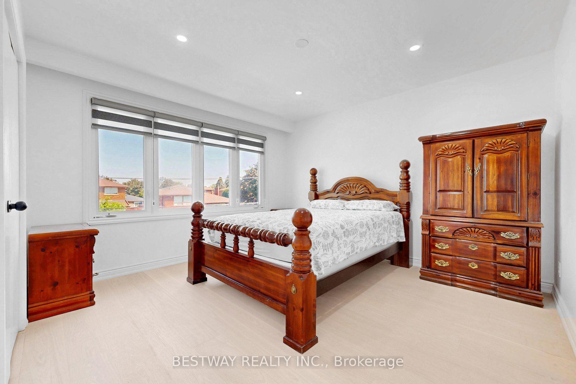Photo 26 of 37 Victory Drive, North York, Downsview-Roding-CFB — HOMEH