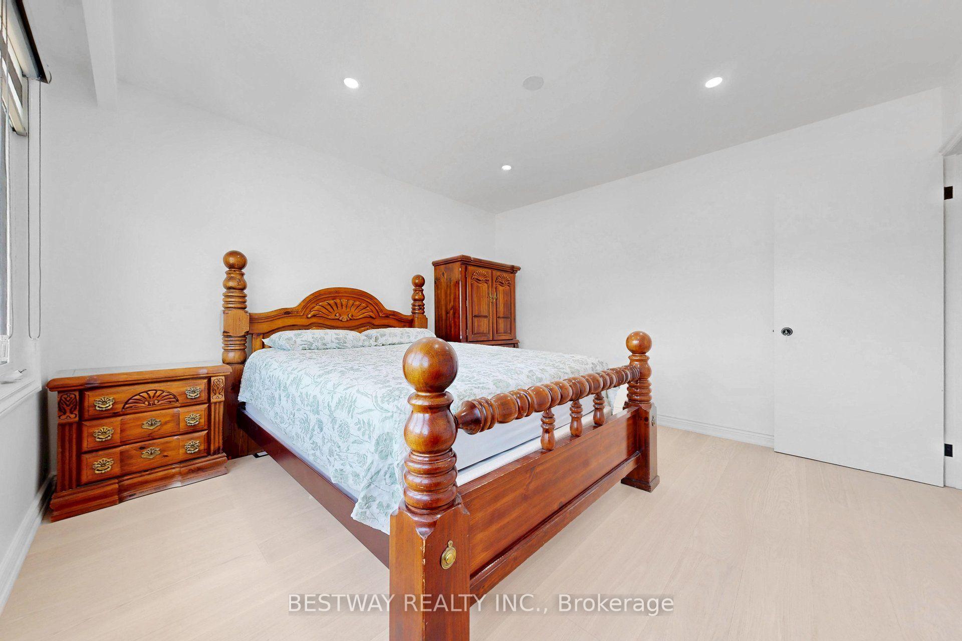 Photo 28 of 37 Victory Drive, North York, Downsview-Roding-CFB — HOMEH