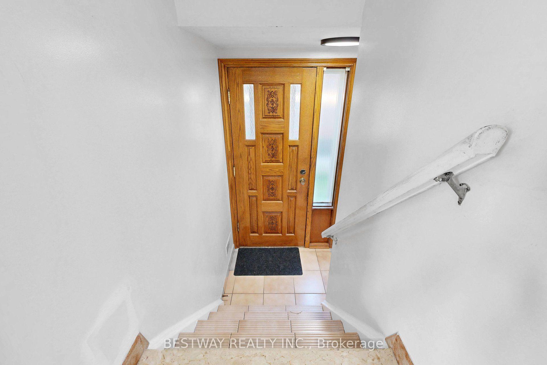Photo 30 of 37 Victory Drive, North York, Downsview-Roding-CFB — HOMEH