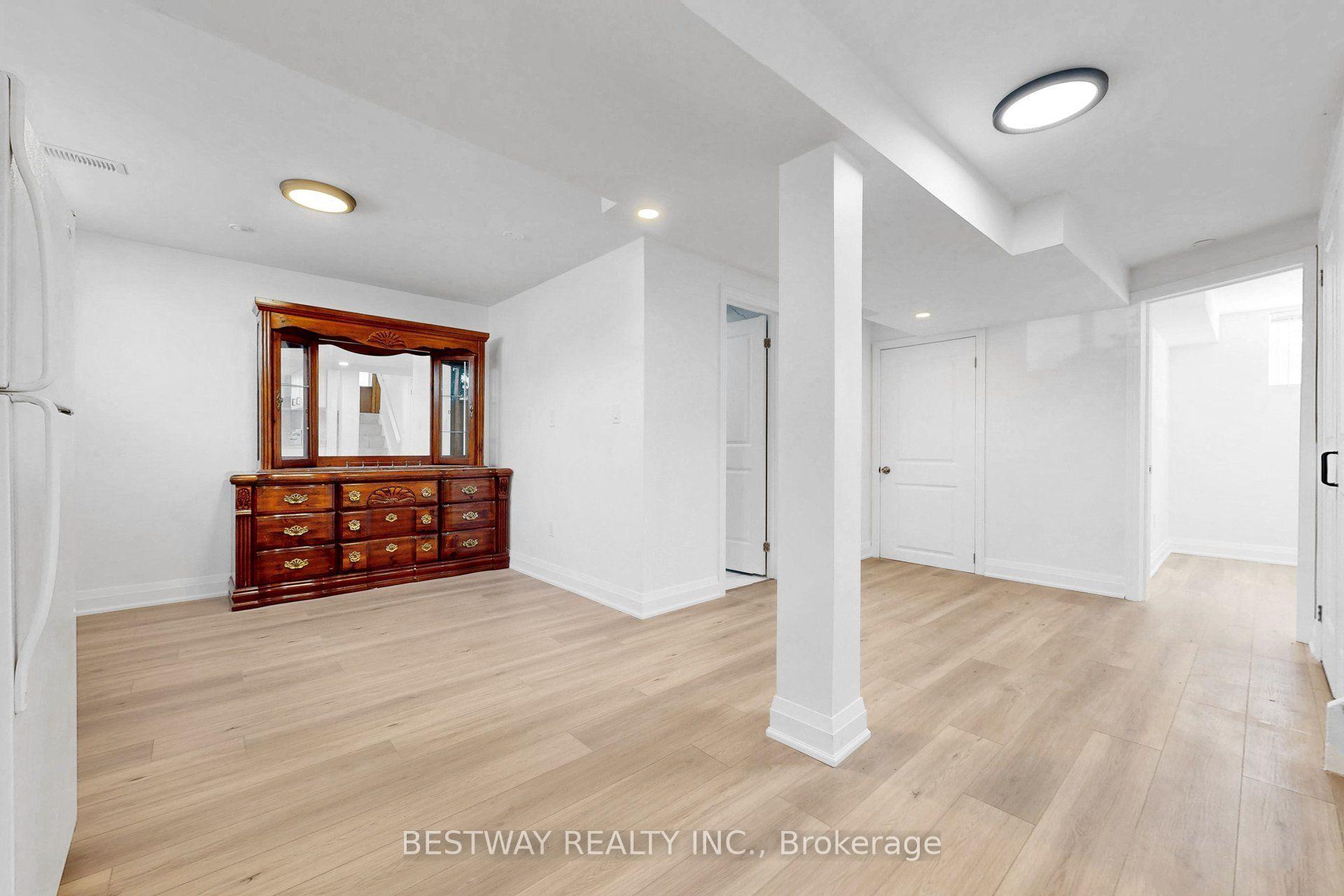 Photo 32 of 37 Victory Drive, North York, Downsview-Roding-CFB — HOMEH