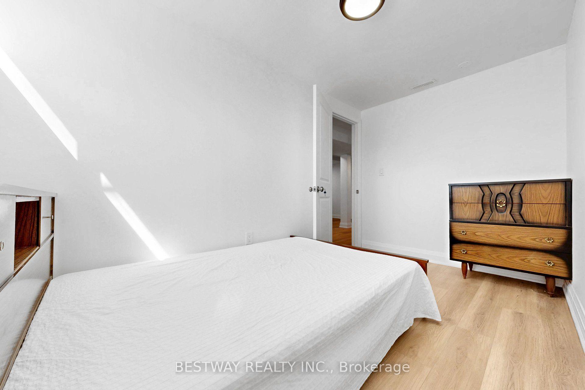 Photo 40 of 37 Victory Drive, North York, Downsview-Roding-CFB — HOMEH