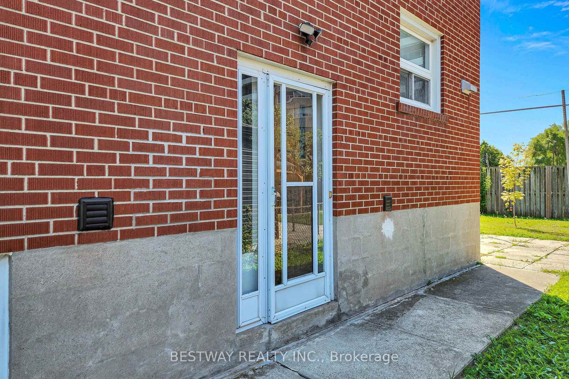 Photo 41 of 37 Victory Drive, North York, Downsview-Roding-CFB — HOMEH