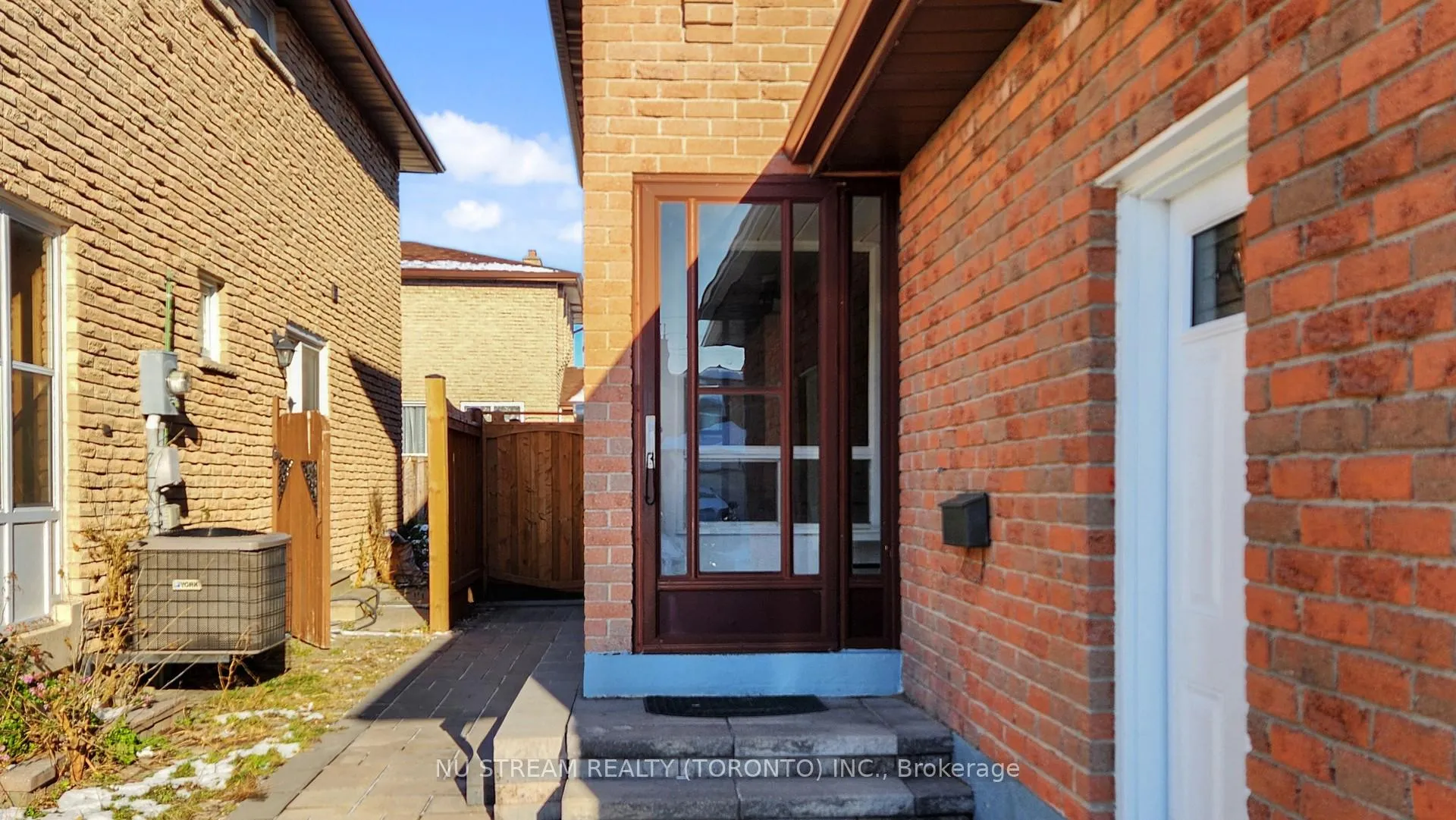 Photo 4 of 40 Bedale Crescent, Markham, Milliken Mills West — HOMEH