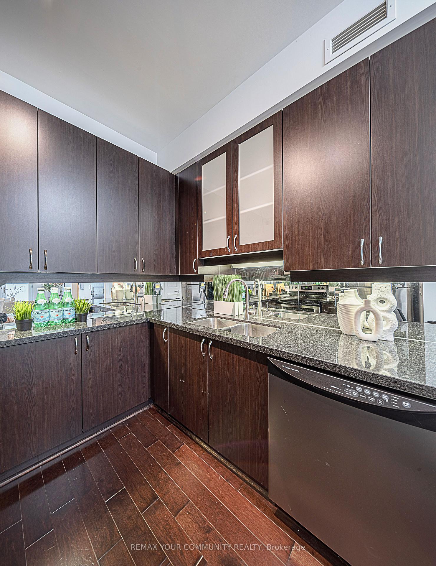 Photo 5 of Unit 102, 39 Upper Duke Crescent, Markham, Unionville — HOMEH