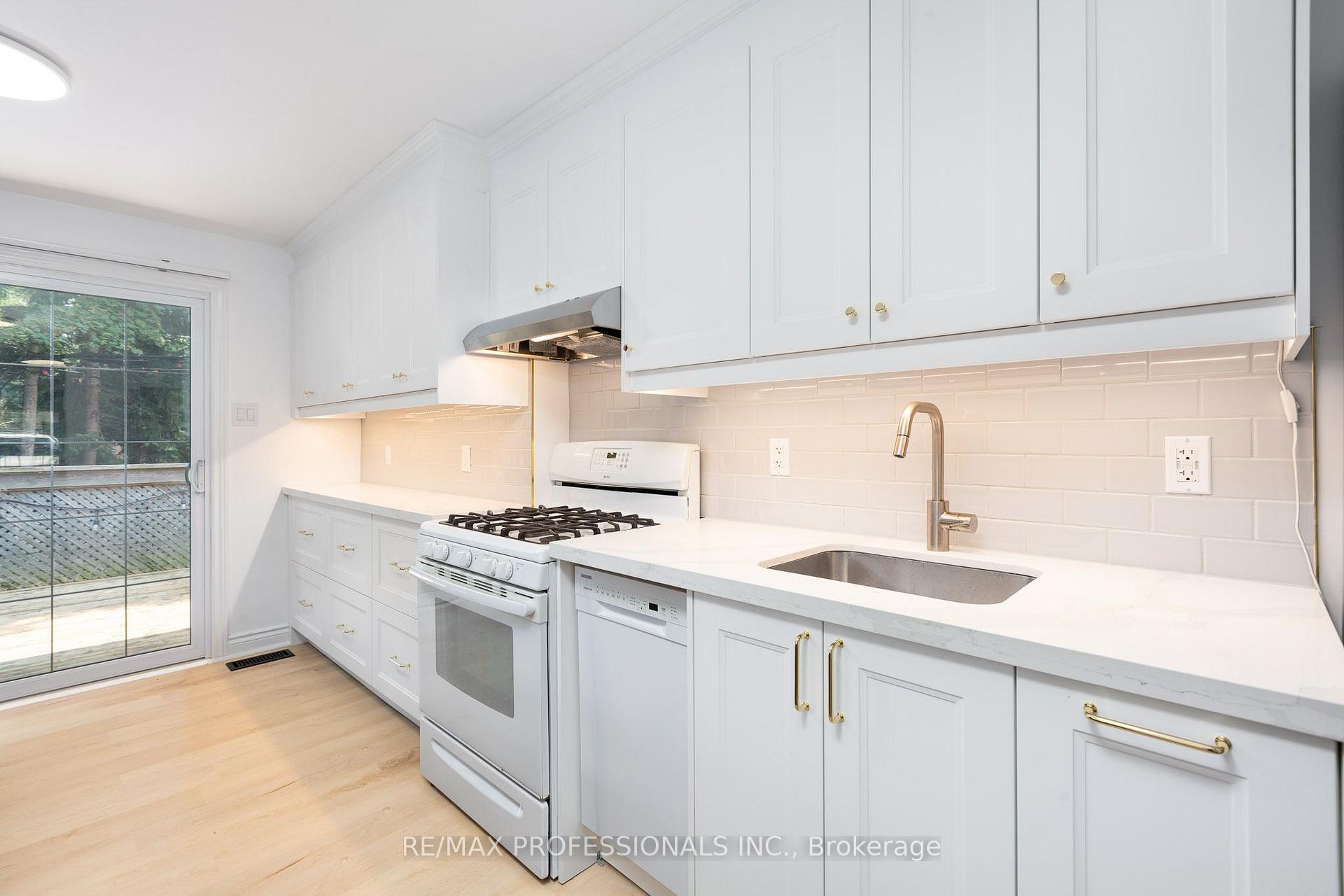 Photo 11 of 4 Runnymede Road, Toronto, High Park-Swansea — HOMEH