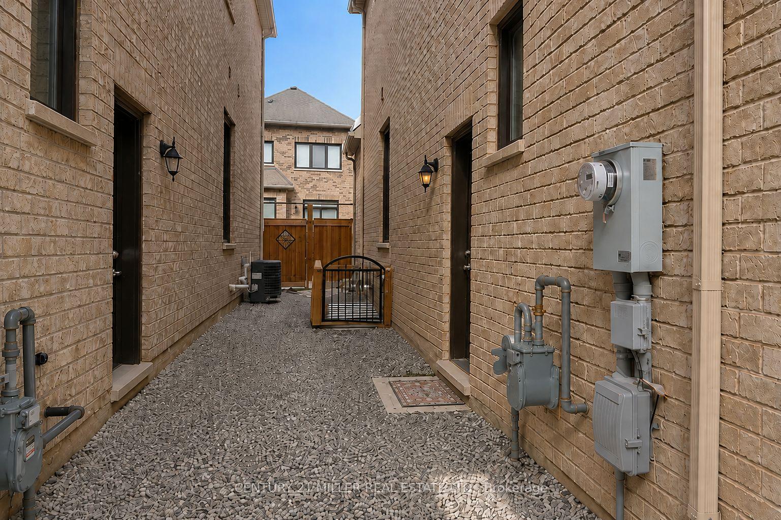 Photo 3 of Unit LOWER, 334 Thimbleweed Court, Milton, Walker — HOMEH