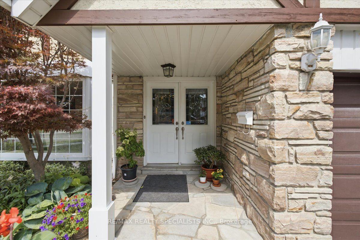 Photo 3 of 1273 Winding Trail, Mississauga, Applewood — HOMEH