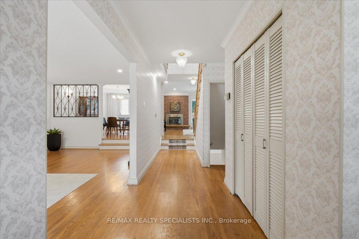 Photo 5 of 1273 Winding Trail, Mississauga, Applewood — HOMEH