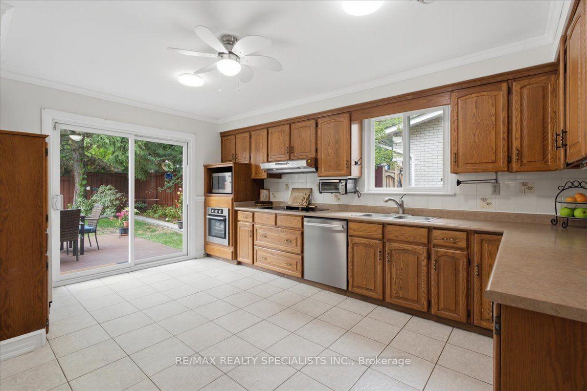 Photo 13 of 1273 Winding Trail, Mississauga, Applewood — HOMEH