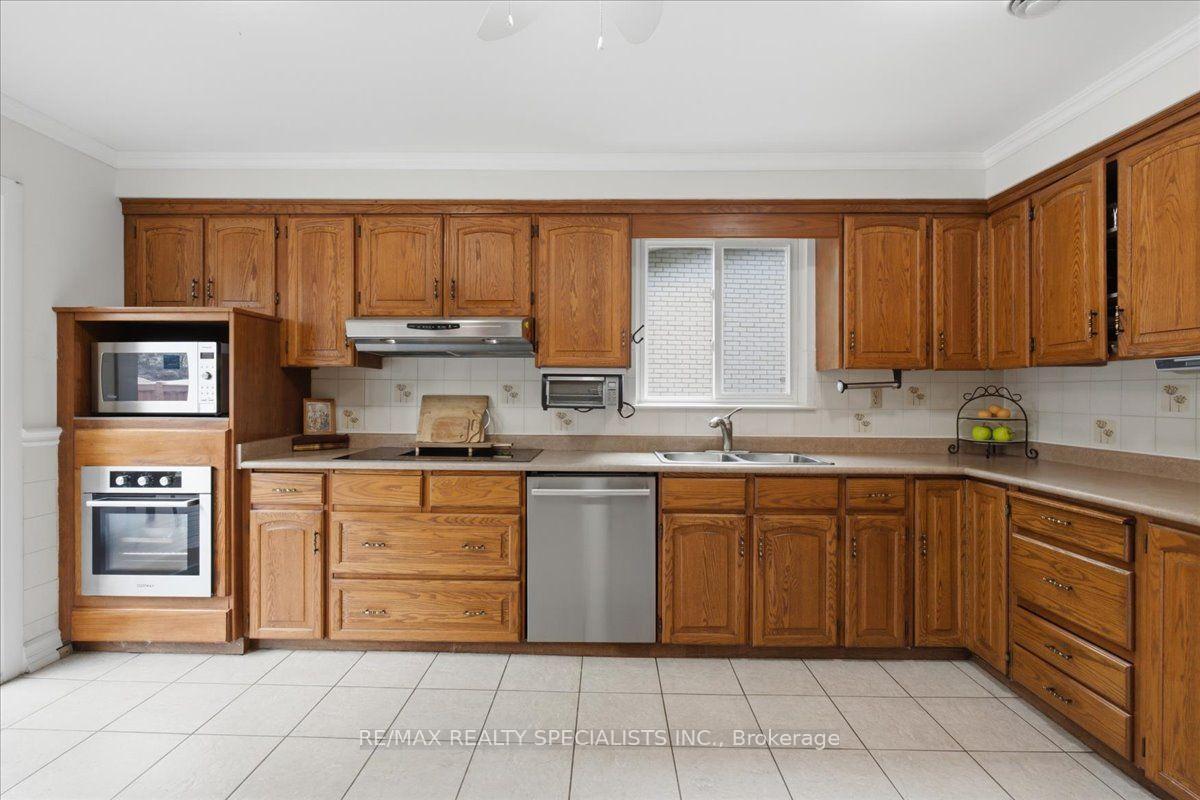Photo 14 of 1273 Winding Trail, Mississauga, Applewood — HOMEH