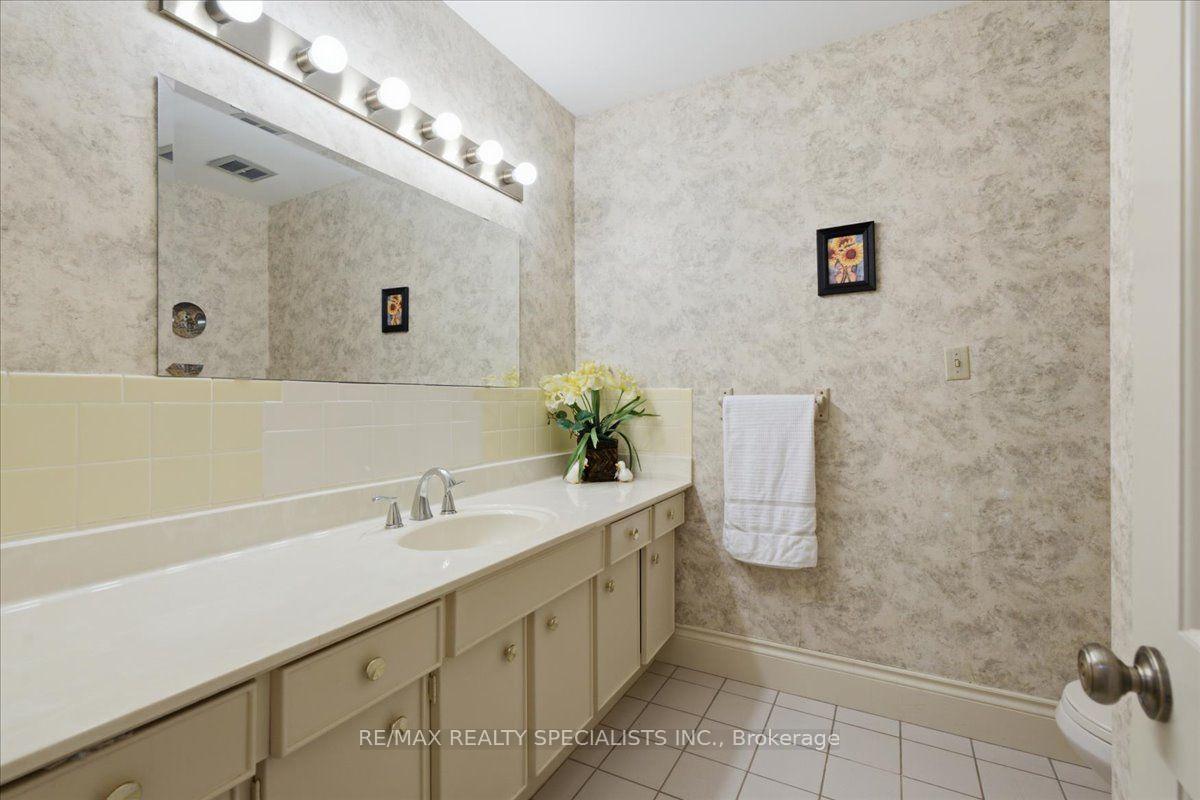 Photo 16 of 1273 Winding Trail, Mississauga, Applewood — HOMEH
