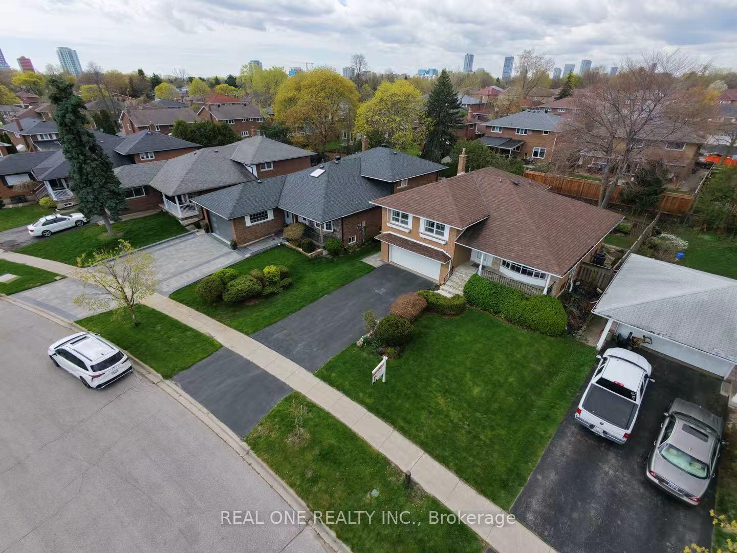 Photo 2 of 22 Kenmanor Boulevard, Scarborough, L'Amoreaux — HOMEH