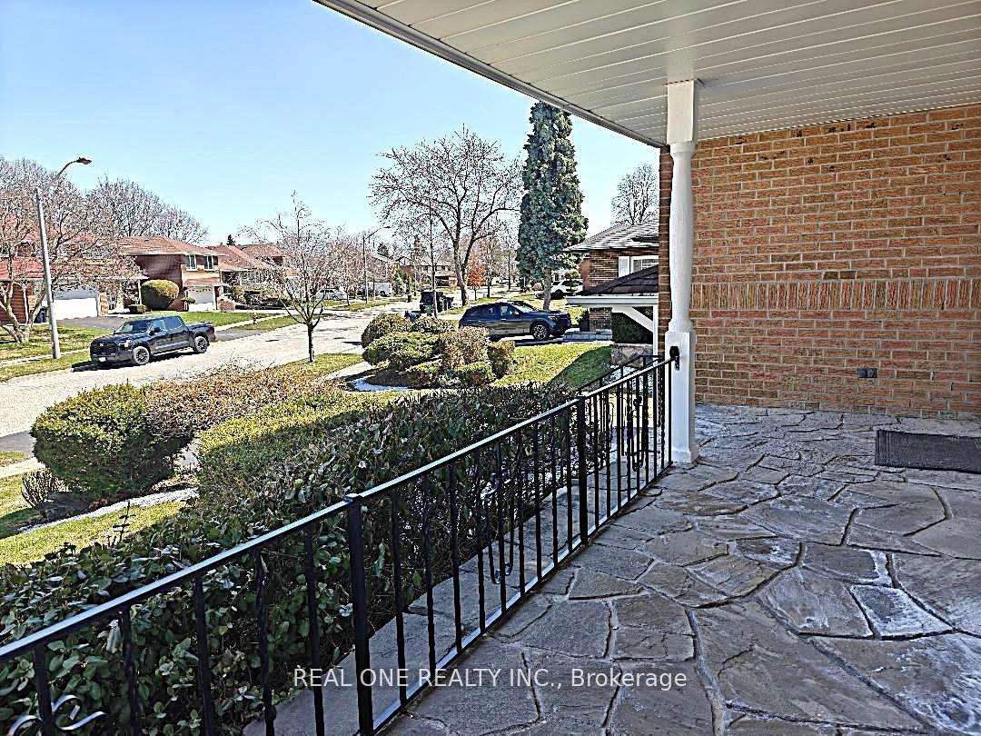 Photo 3 of 22 Kenmanor Boulevard, Scarborough, L'Amoreaux — HOMEH