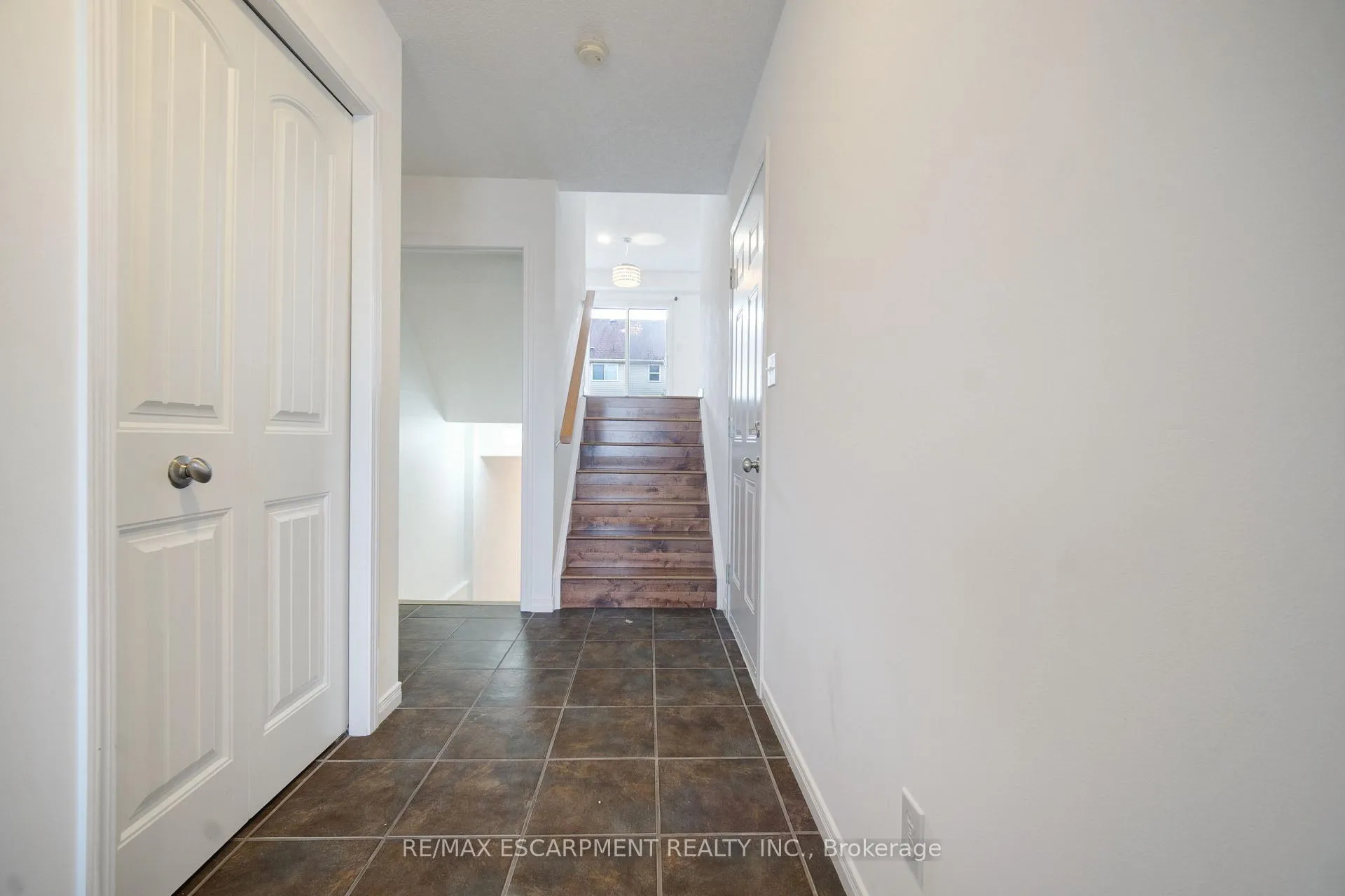 Photo 4 of 284 Sophia Crescent, Kitchener, Huron Park — HOMEH