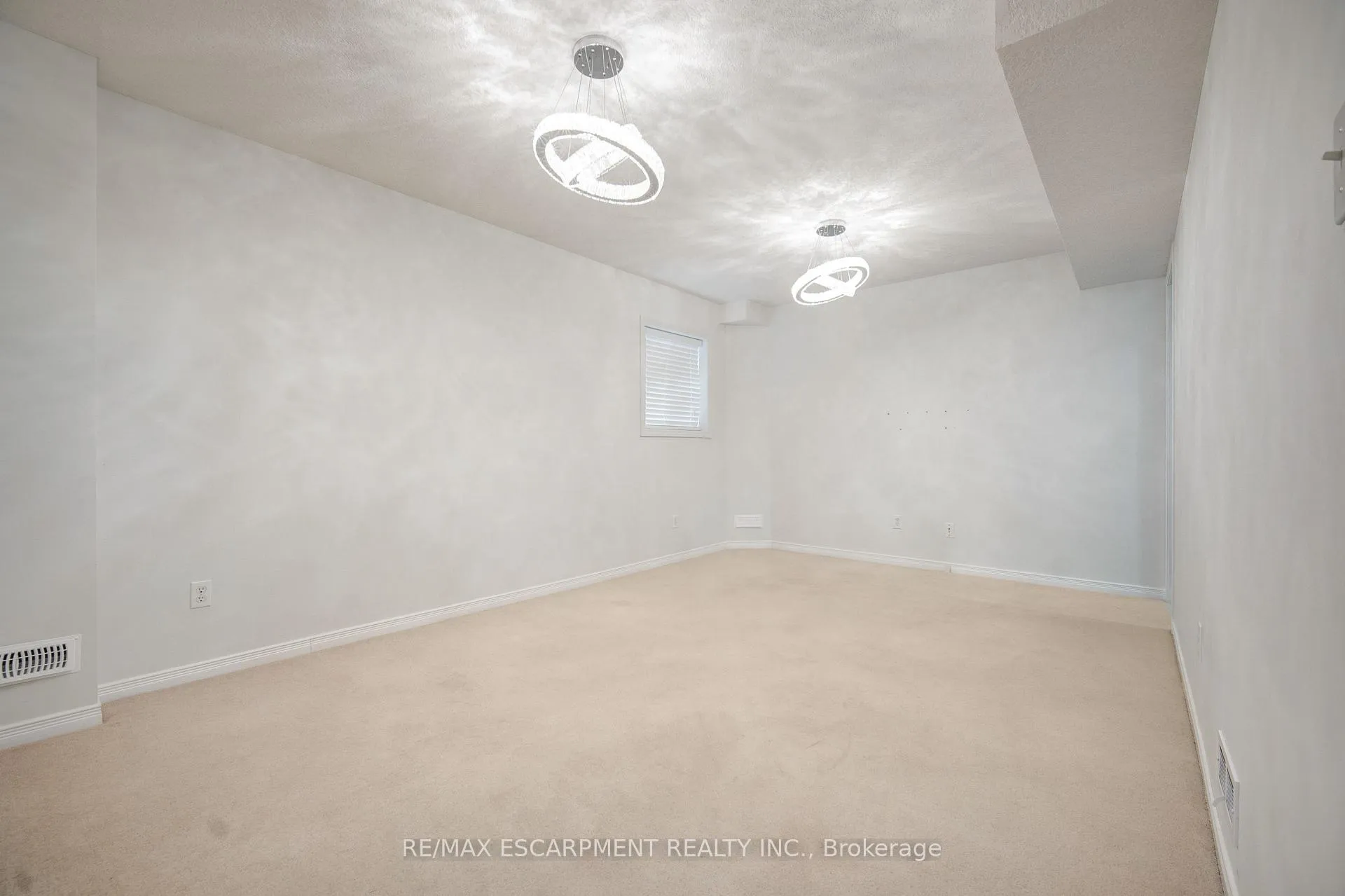 Photo 5 of 284 Sophia Crescent, Kitchener, Huron Park — HOMEH