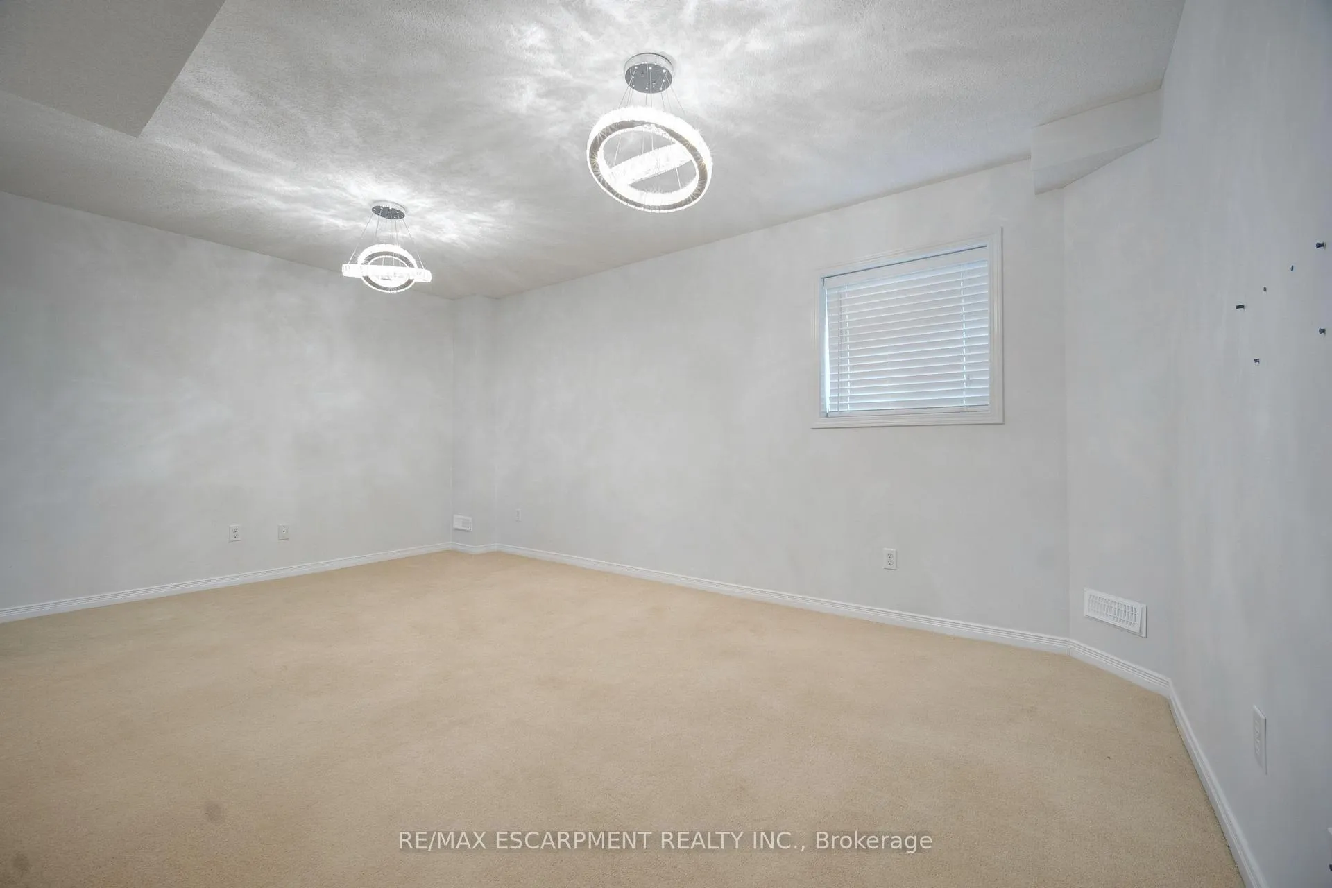 Photo 8 of 284 Sophia Crescent, Kitchener, Huron Park — HOMEH