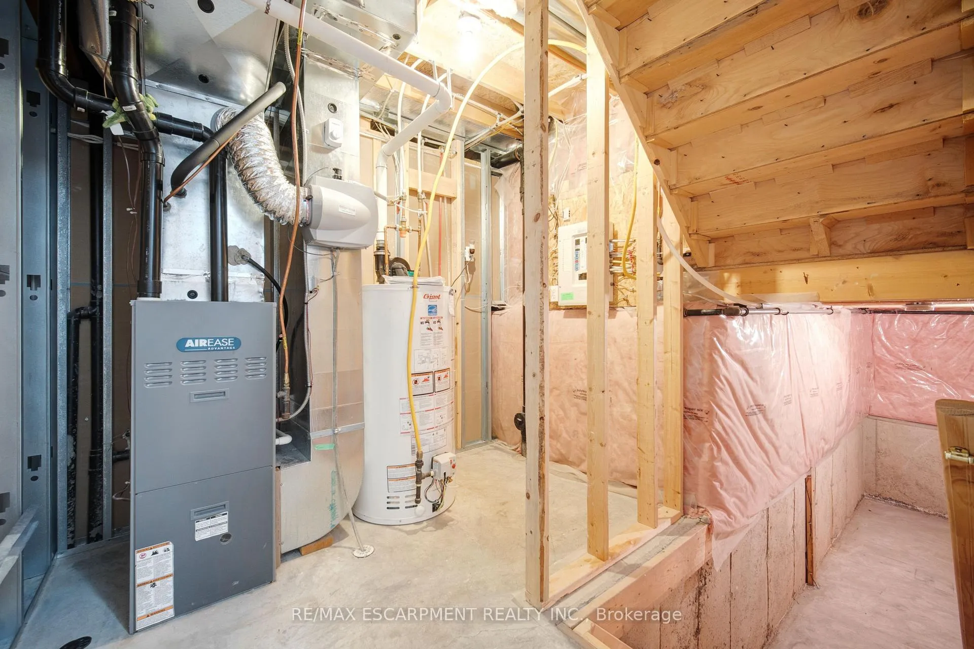 Photo 10 of 284 Sophia Crescent, Kitchener, Huron Park — HOMEH
