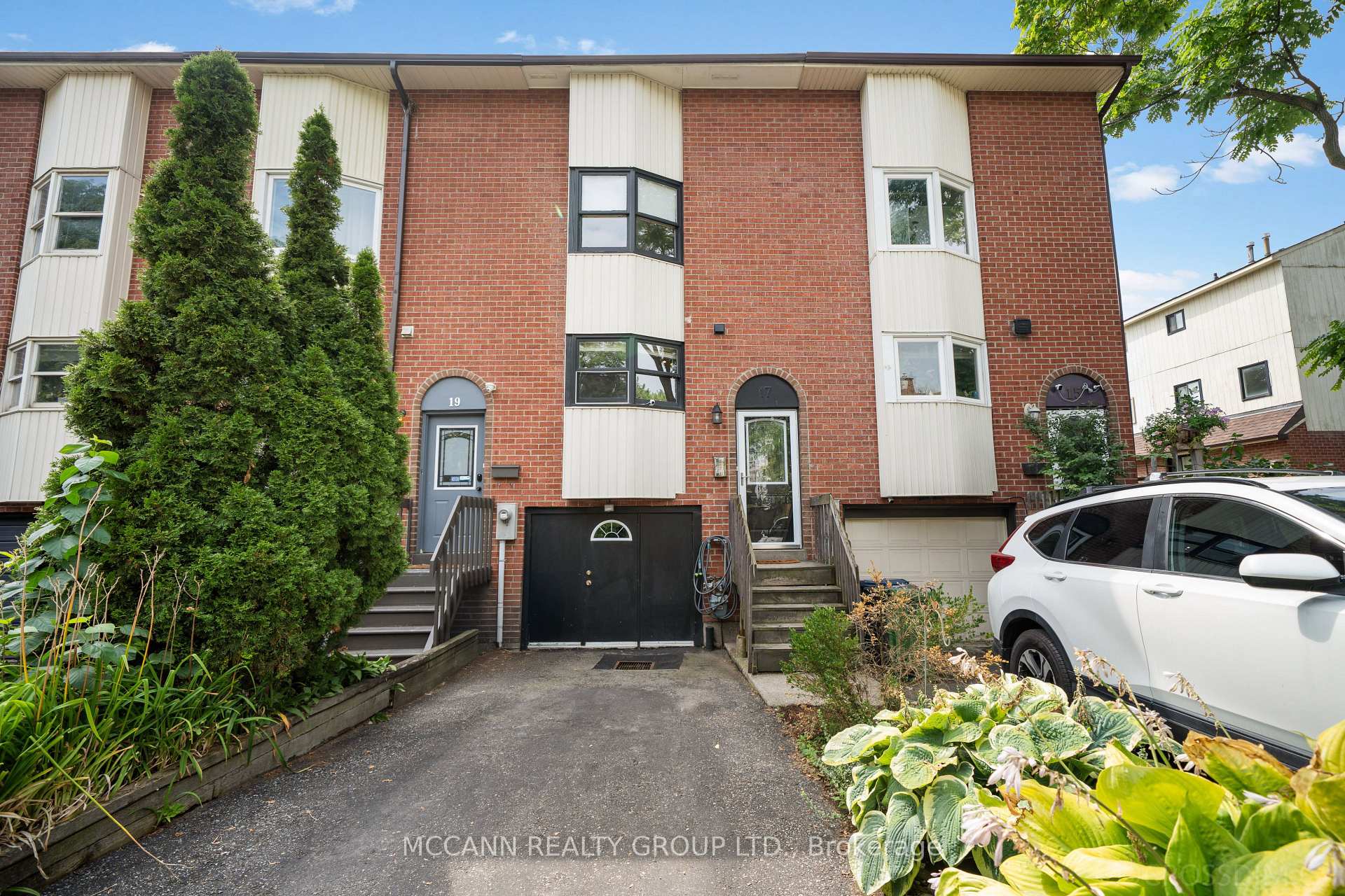 Photo 3 of 17 Sydenham Street, Toronto, Regent Park — HOMEH