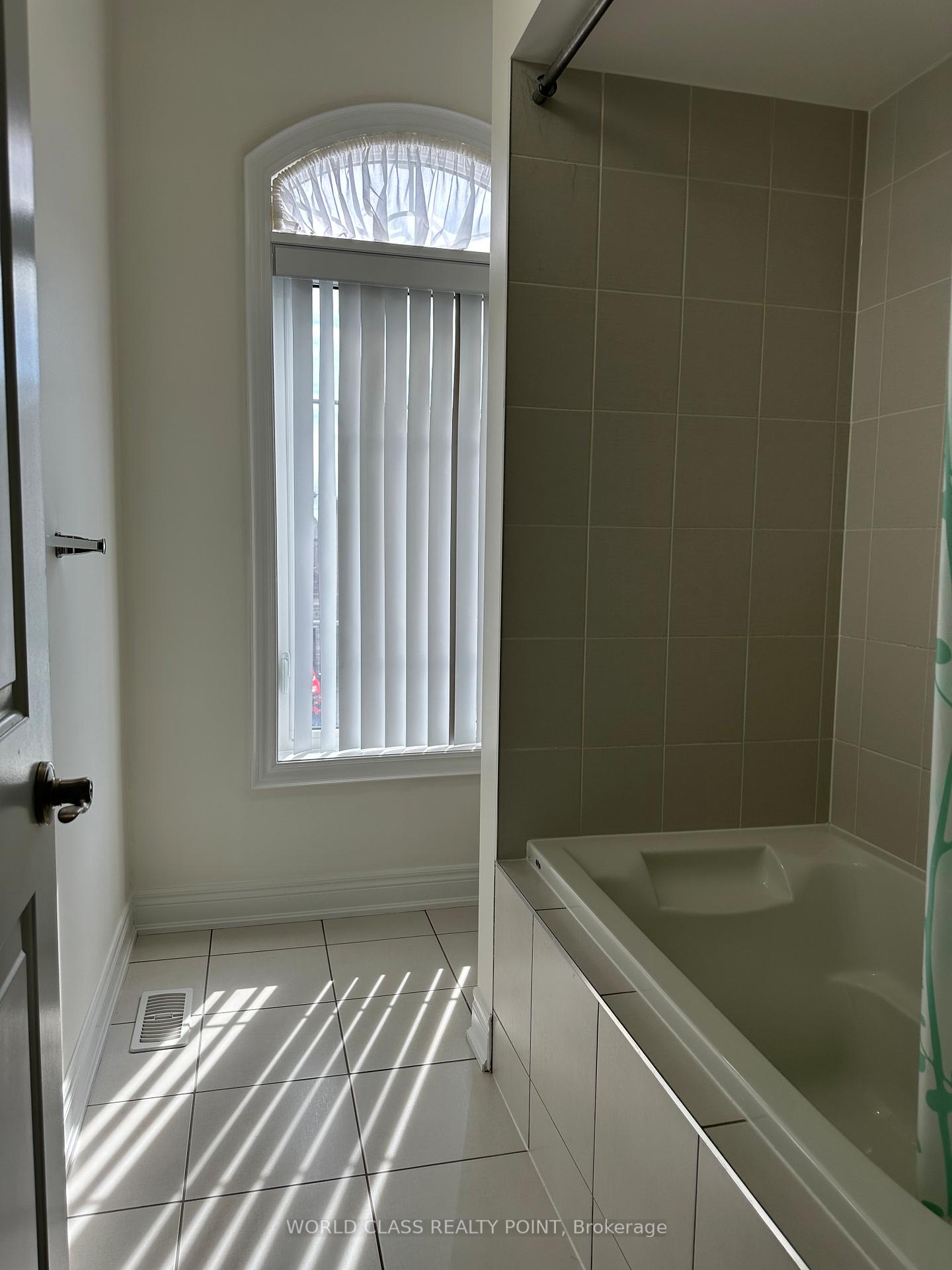 Photo 14 of 9 Lyle Way, Brampton, Northwest Brampton — HOMEH