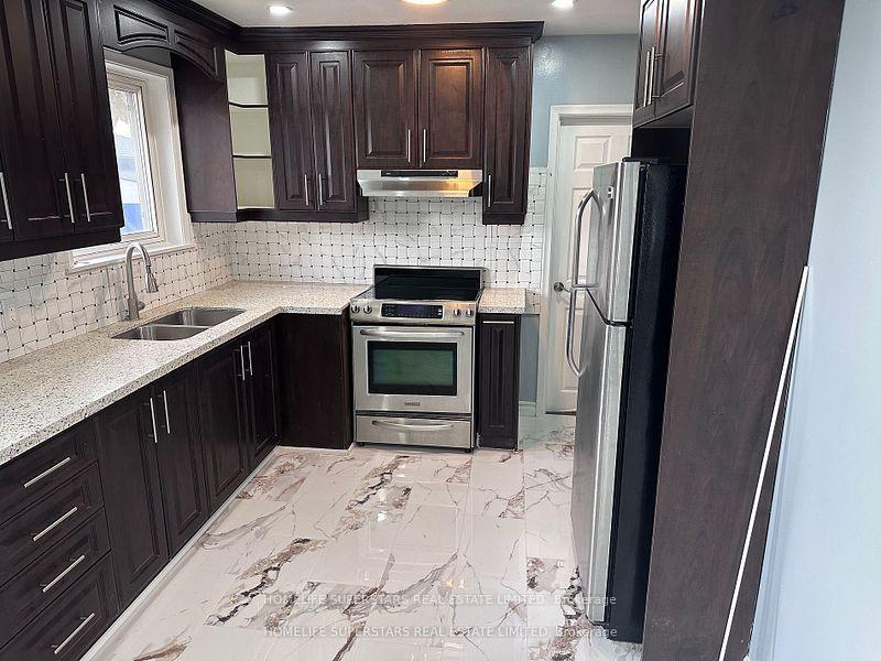 Photo 4 of 10 Aloma (upper level) Crescent, Brampton, Avondale — HOMEH