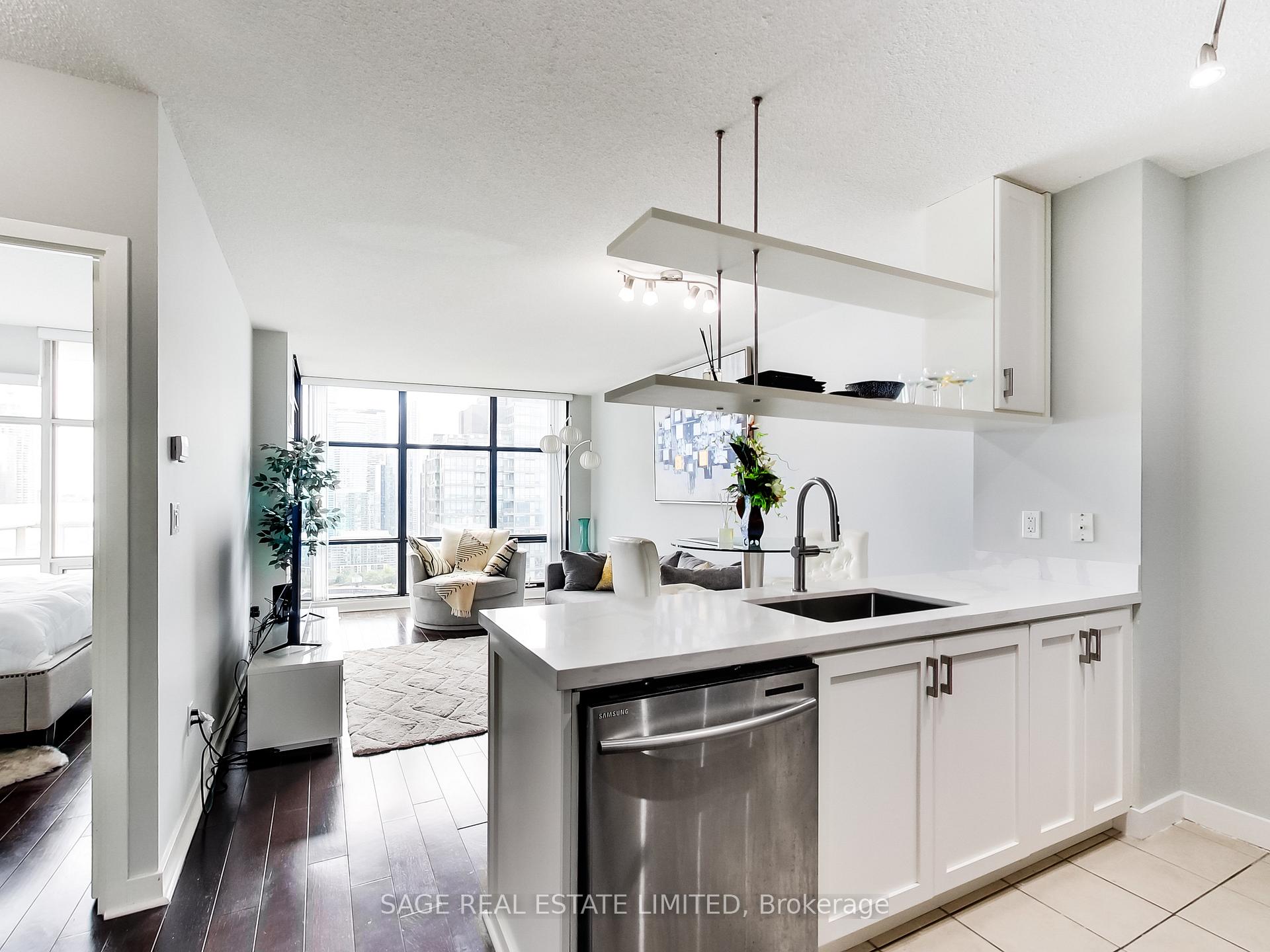 Photo 3 of Unit 3707, 35 Mariner Terrace, Toronto, Waterfront Communities — HOMEH