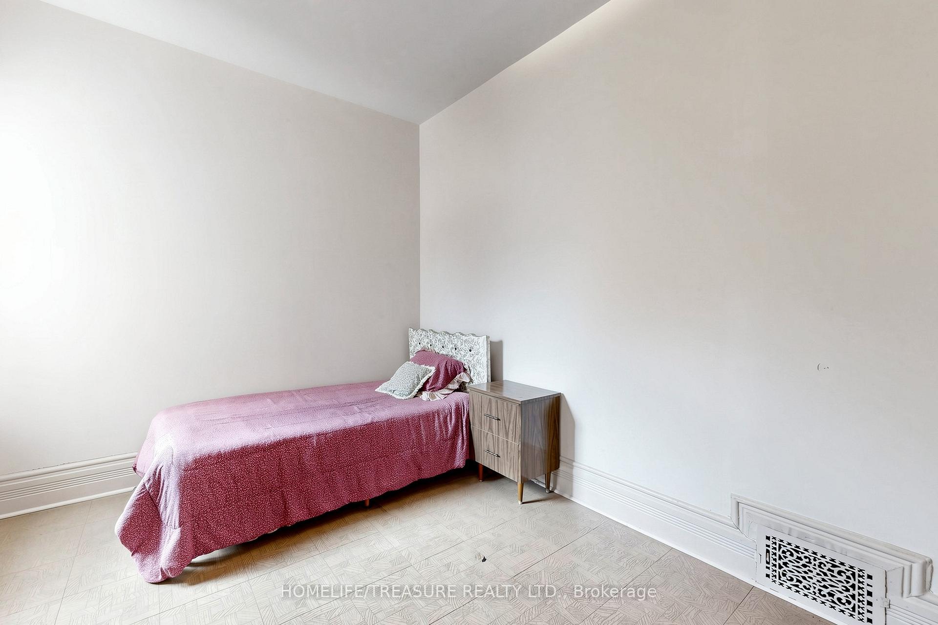 Photo 21 of 123 robert Street, Toronto, University — HOMEH