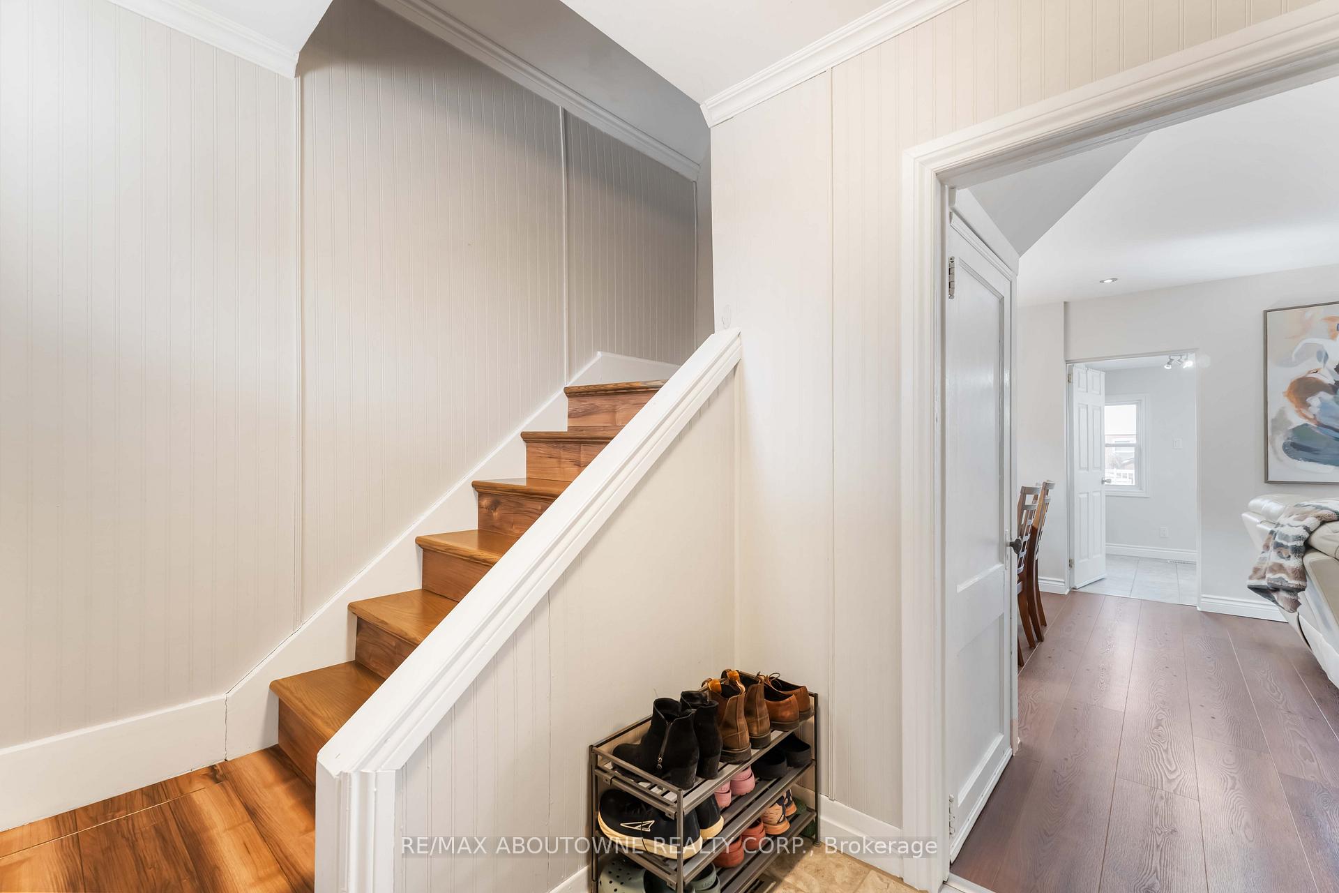 Photo 4 of 54 Weir Street S, Hamilton, Bartonville — HOMEH