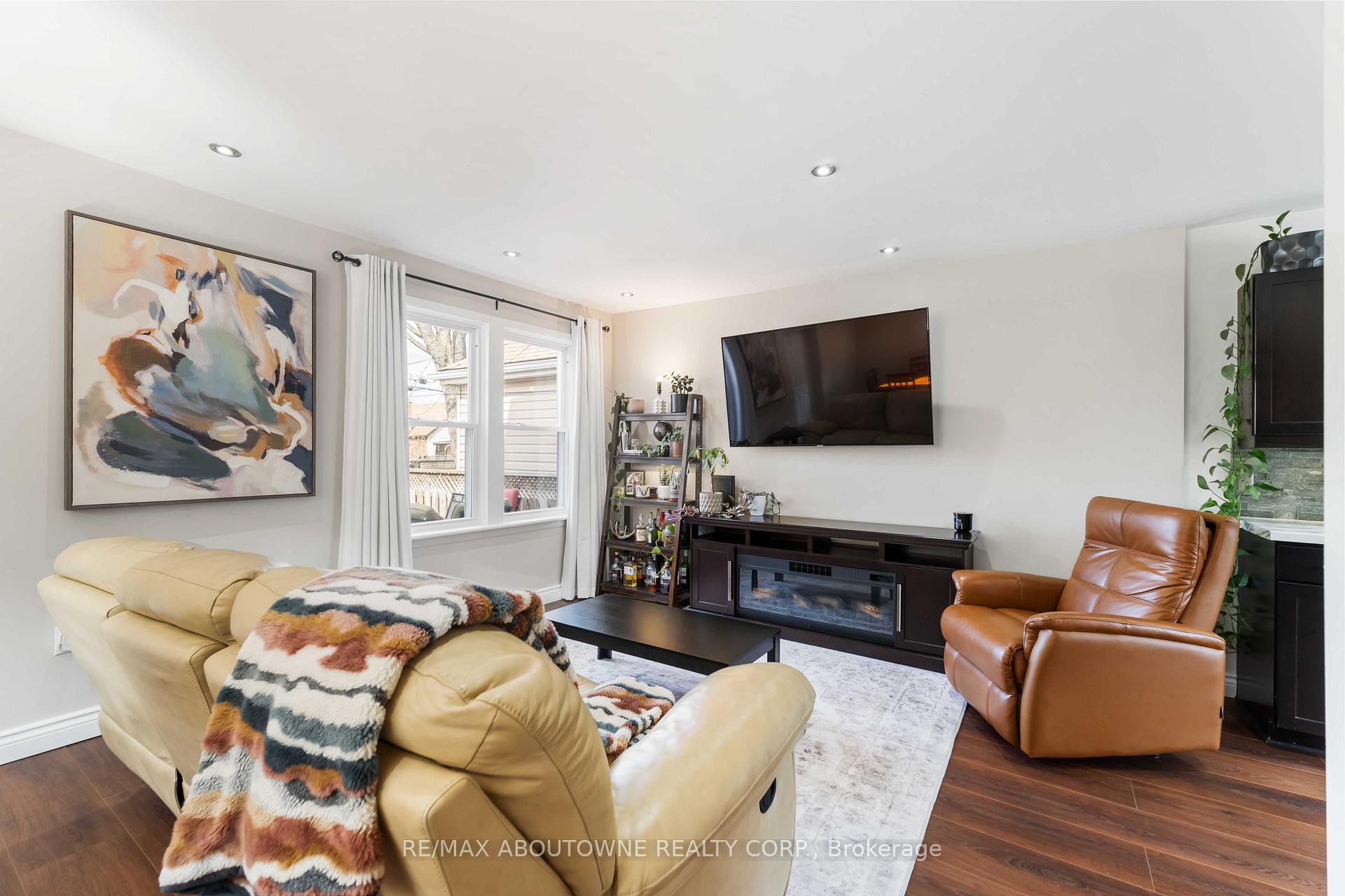 Photo 8 of 54 Weir Street S, Hamilton, Bartonville — HOMEH