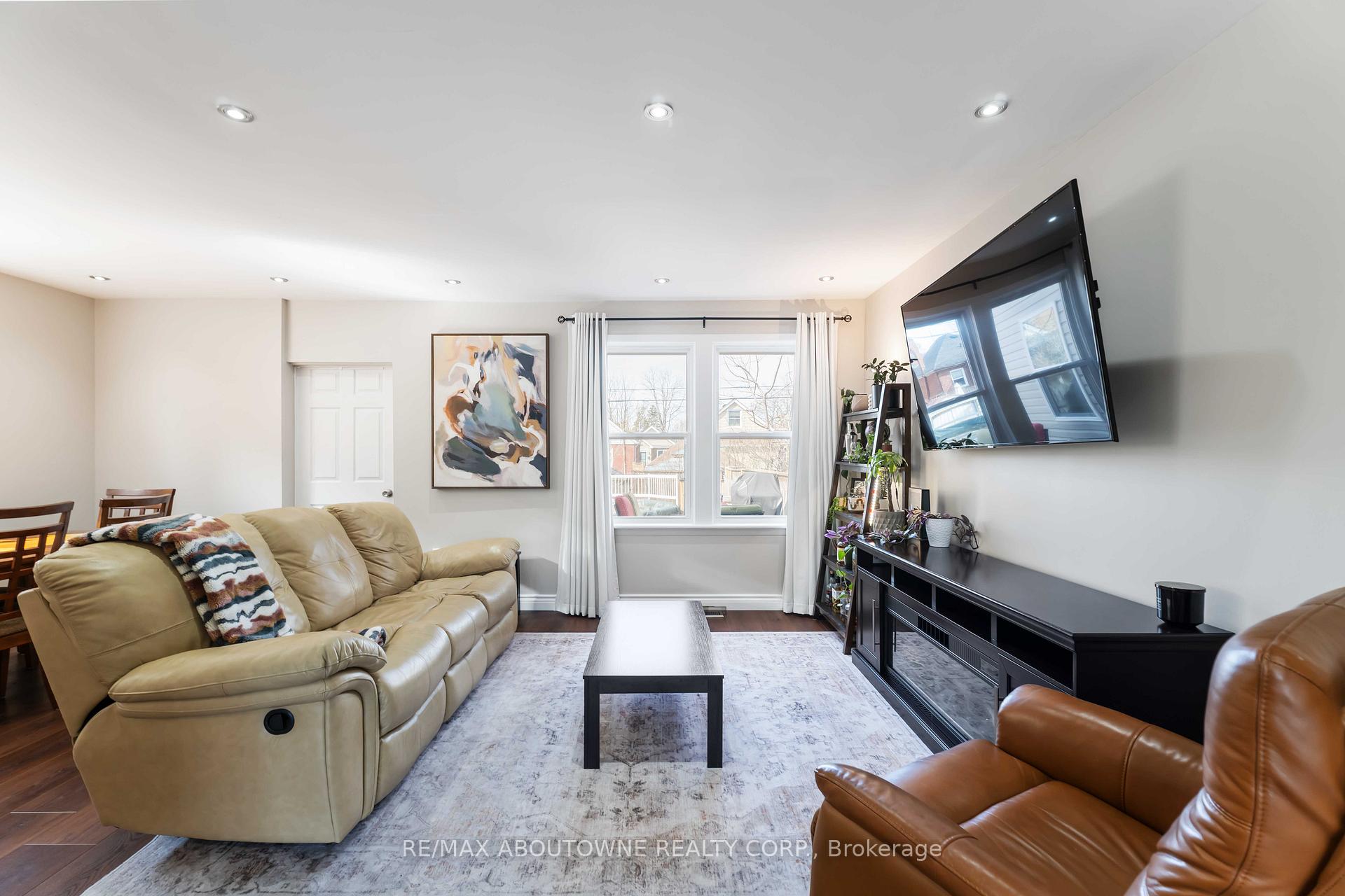 Photo 9 of 54 Weir Street S, Hamilton, Bartonville — HOMEH