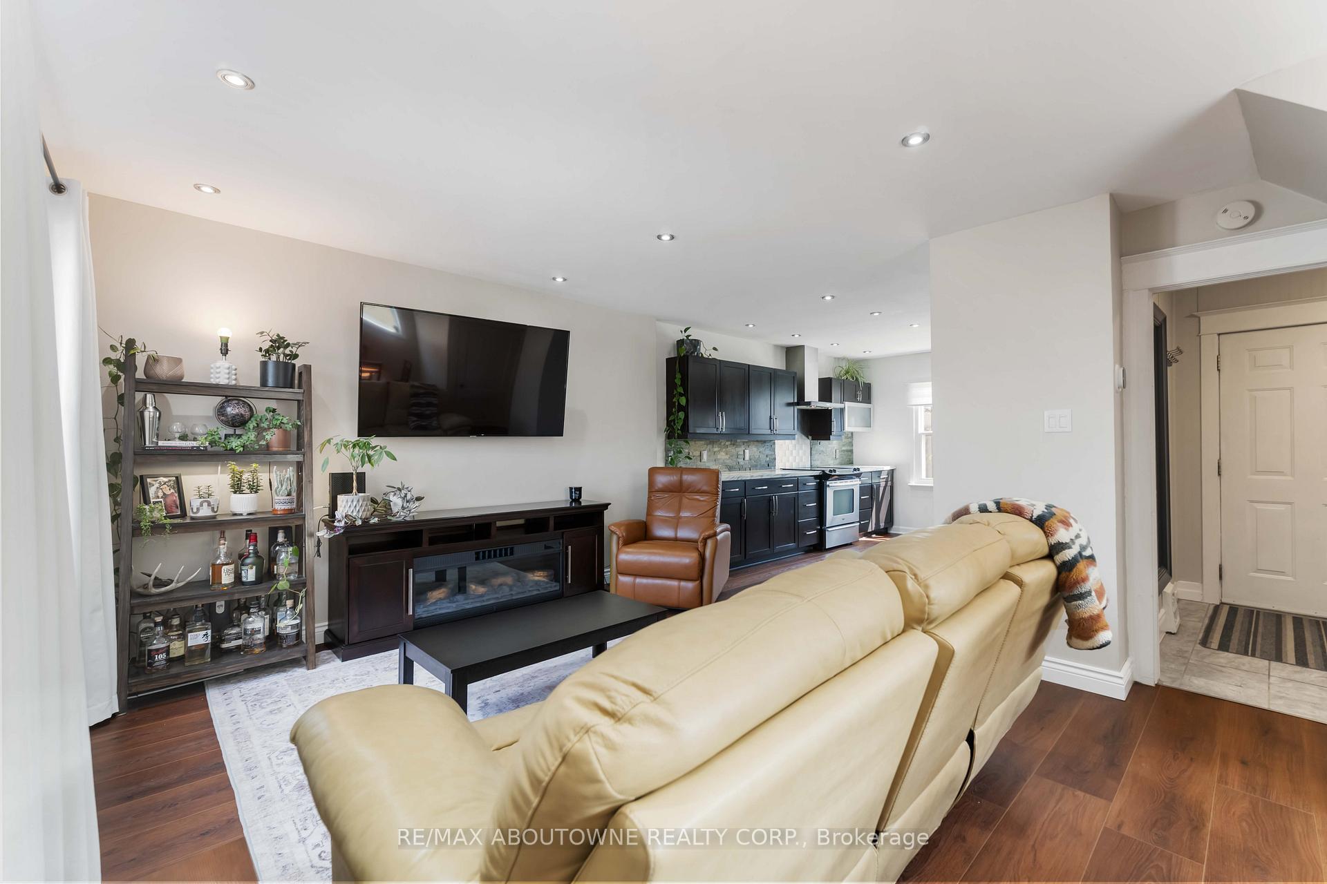Photo 10 of 54 Weir Street S, Hamilton, Bartonville — HOMEH