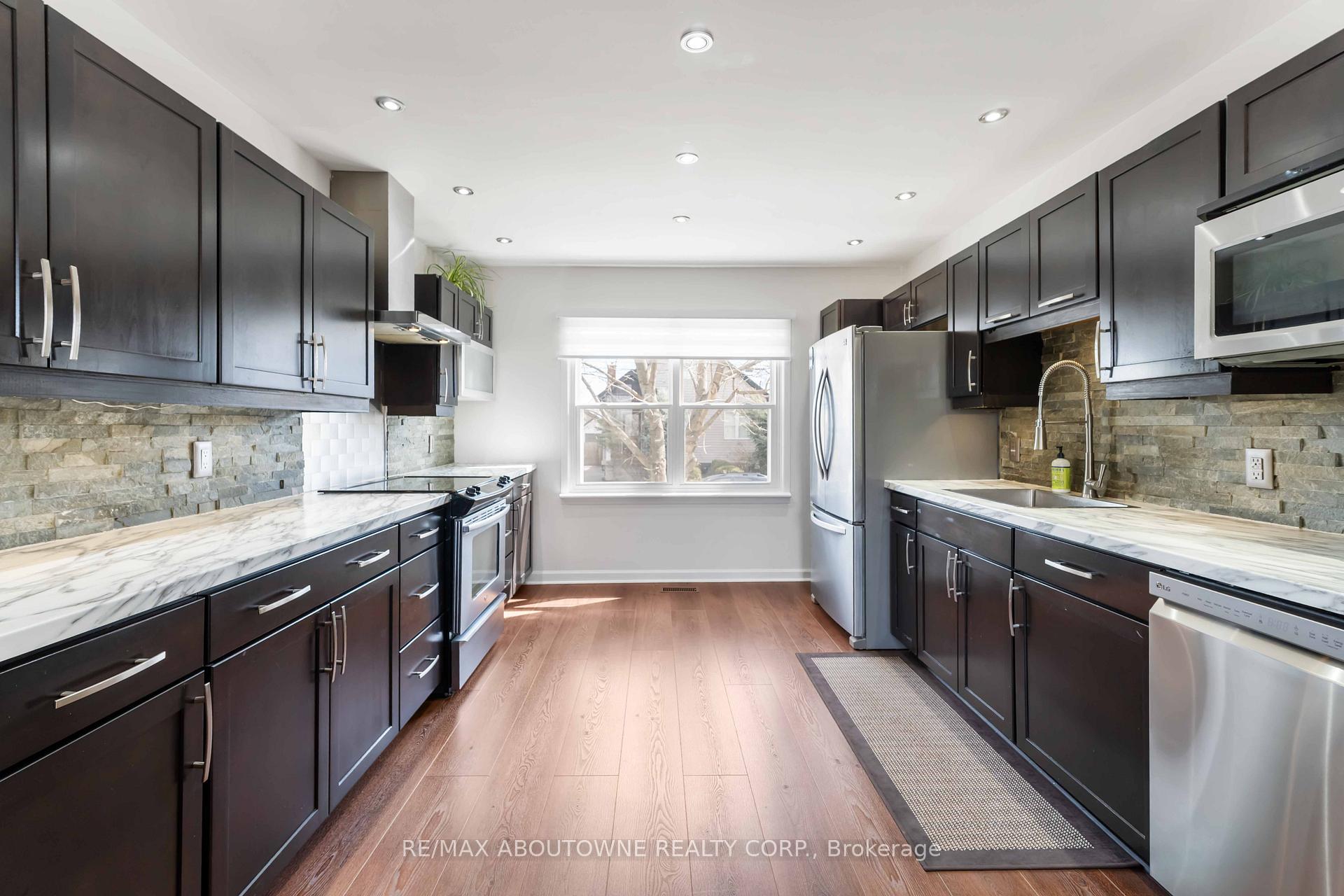 Photo 11 of 54 Weir Street S, Hamilton, Bartonville — HOMEH