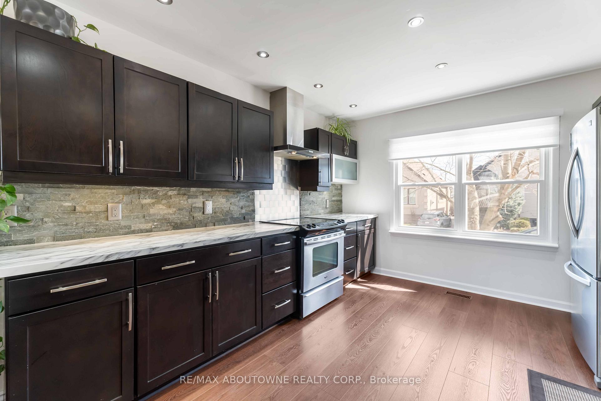 Photo 12 of 54 Weir Street S, Hamilton, Bartonville — HOMEH