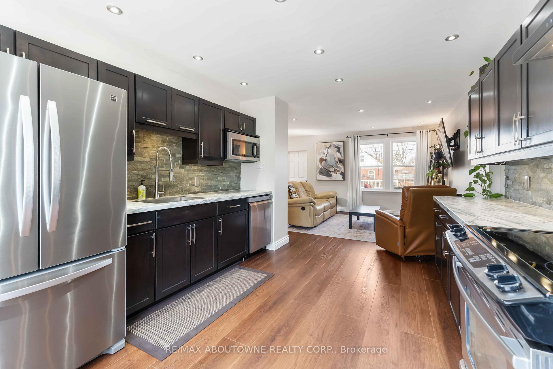 Photo 14 of 54 Weir Street S, Hamilton, Bartonville — HOMEH